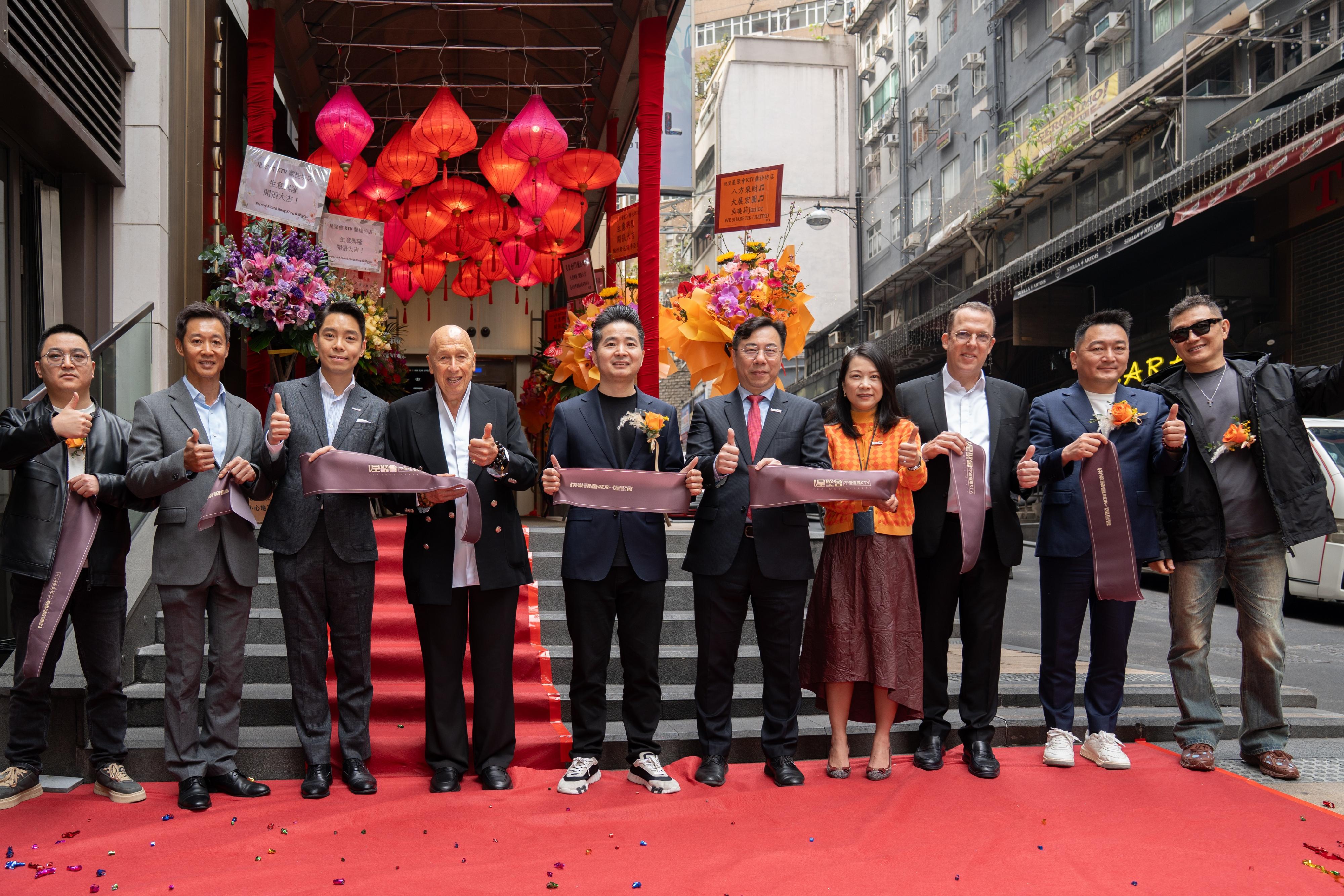 投資推廣署（投資署）今日（一月二十七日）宣布，內地卡拉OK品牌星聚會KTV位於中環蘭桂坊及銅鑼灣的兩間香港分店正式開幕，為本地娛樂消費產業注入新動力，是該集團拓展全球布局的重要里程碑。圖示投資署助理署長劉智元（右五）、星聚會創始人及董事長翁培民（左五）、星聚會聯合創始人袁向榮（右二）、蘭桂坊集團主席盛智文博士（左四）、蘭桂坊集團行政總裁盛凱（右三）、投資署消費品牌及款待總裁黃思敏（右四）、投資署消費品牌及款待高級副總裁侯銘輝（左三）與嘉賓於中環分店開幕典禮合照。