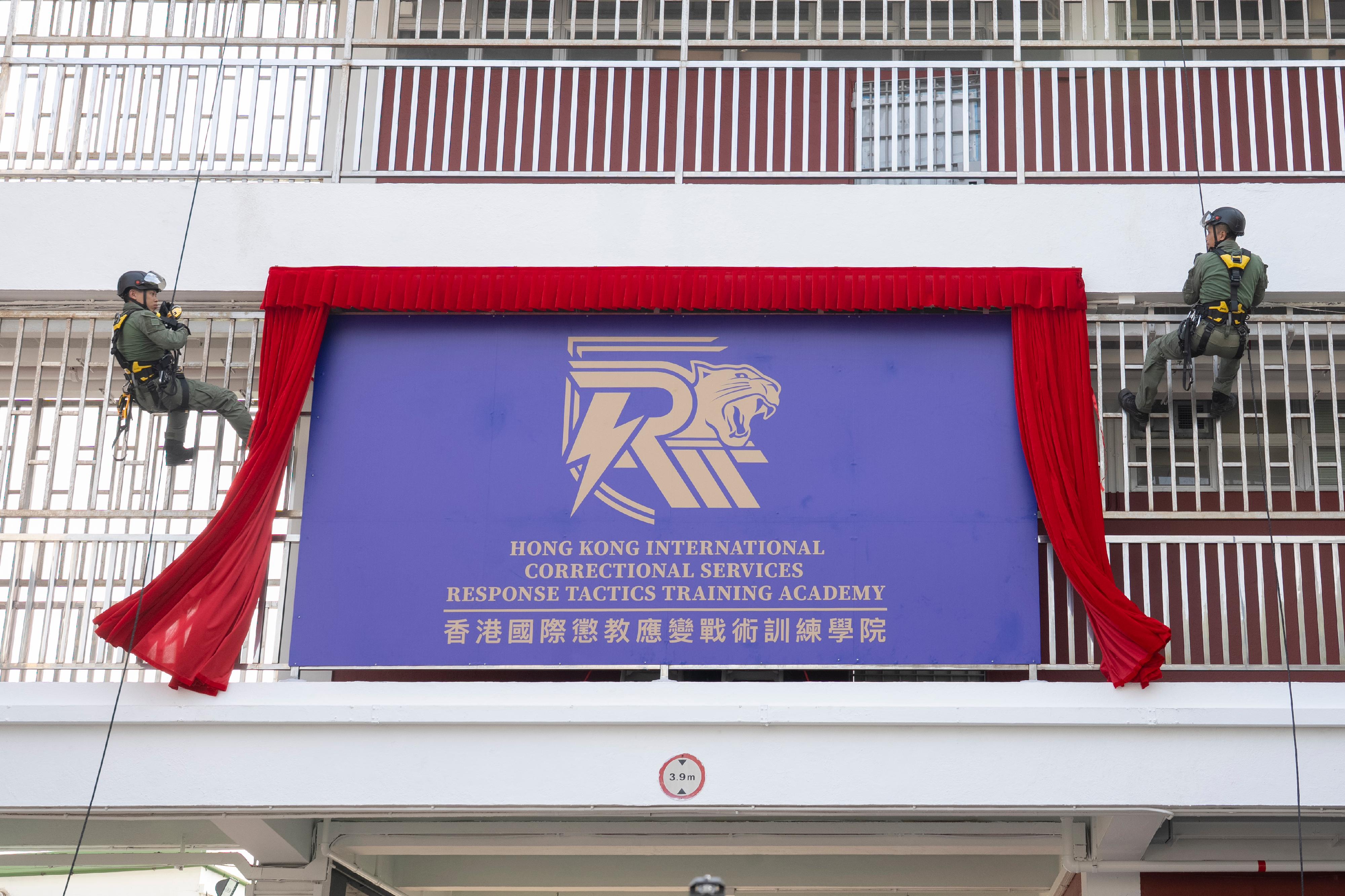 The Correctional Services Department today (January 27) held the opening ceremony of the Hong Kong International Correctional Services Response Tactics Training Academy. Photo shows members of the Regional Response Team abseiling down the fa&ccedil;ade of a building to unveil the plaque of the Academy.