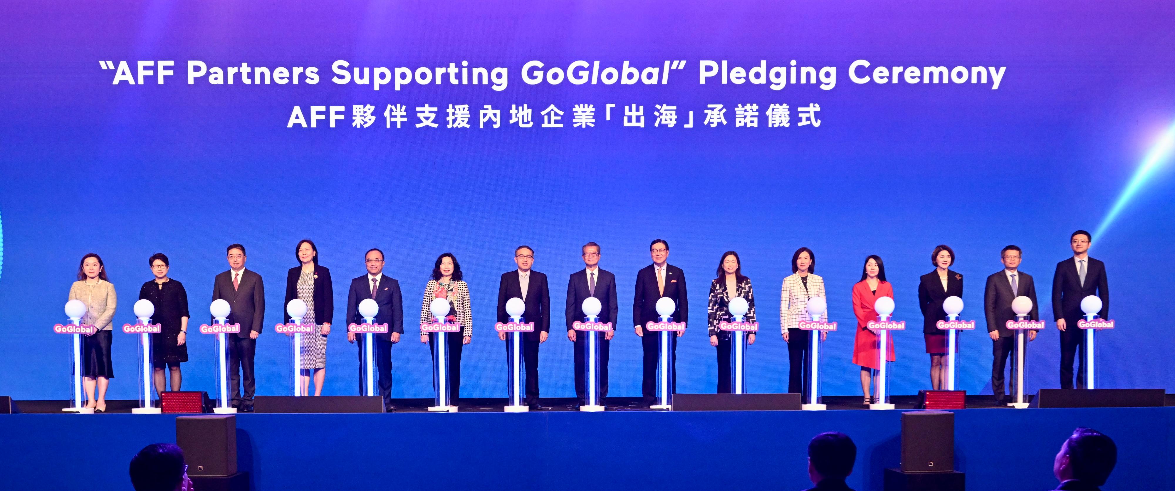 The Financial Secretary, Mr Paul Chan, attended the Asian Financial Forum Global Business Summit today (January 27). Photo shows (from sixth left) the Permanent Secretary for Financial Services and the Treasury (Financial Services), Ms Salina Yan; the Secretary for Financial Services and the Treasury, Mr Christopher Hui; Mr Chan; the Chairman of the Hong Kong Trade Development Council, Professor Frederick Ma, and other guests officiating at the "AFF Partners Supporting GoGlobal" Pledging Ceremony at the summit.