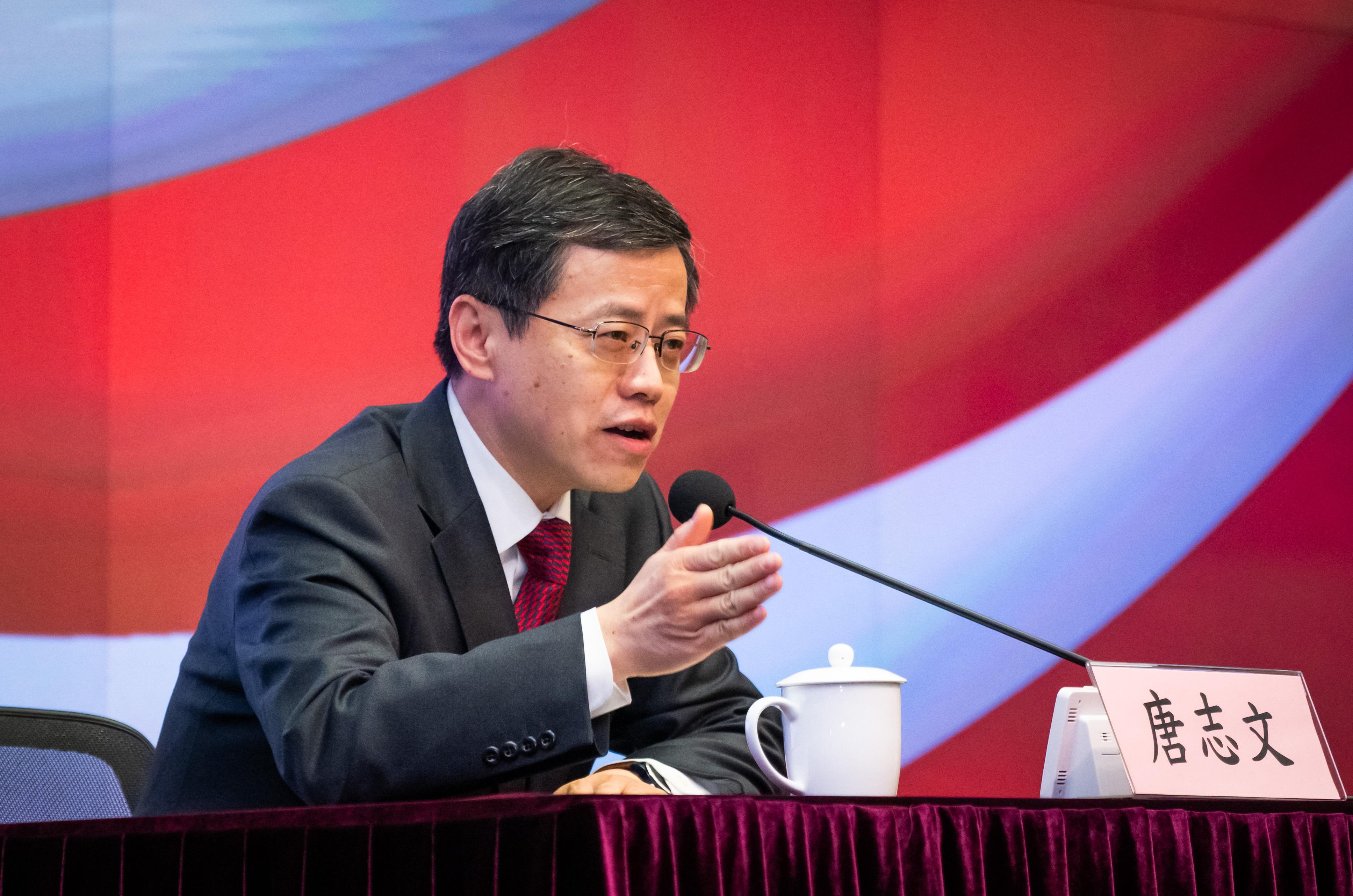 公務員學院今日（一月二十七日）與外交部駐香港特別行政區特派員公署舉辦「國家外交事務系列」講座，主題為「中美關係的發展」。圖示外交部北美大洋洲司副司長唐志文主講。