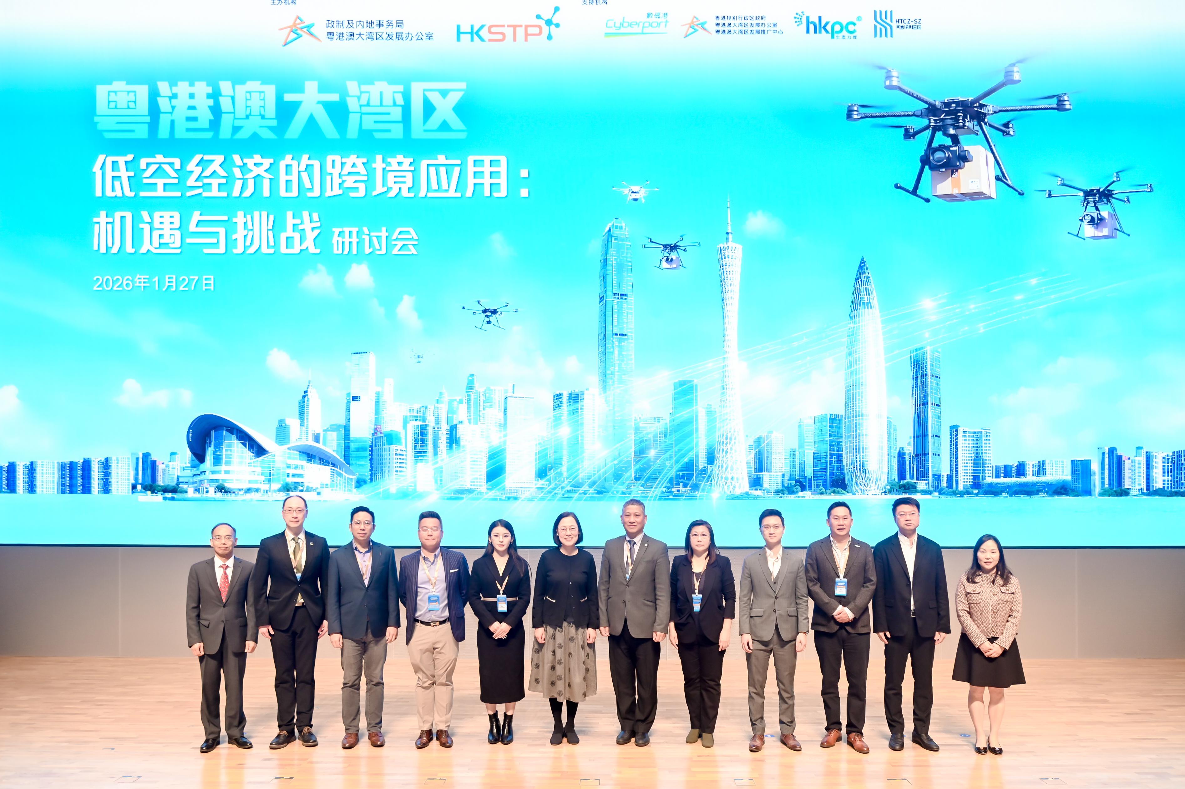 The Guangdong-Hong Kong-Macao Greater Bay Area Development Office held a seminar on the "cross-boundary applications of the low-altitude economy in the Guangdong-Hong Kong-Macao Greater Bay Area: opportunities and challenges" in Shenzhen today (January 27). Photo shows Assistant Commissioner for the Development of the Guangdong-Hong Kong-Macao Greater Bay Area Ms Cathy Li (sixth left), the Acting Chief Business Development Officer of the Hong Kong Science and Technology Parks Corporation, Mr Oscar Wong (sixth right), and other guests.