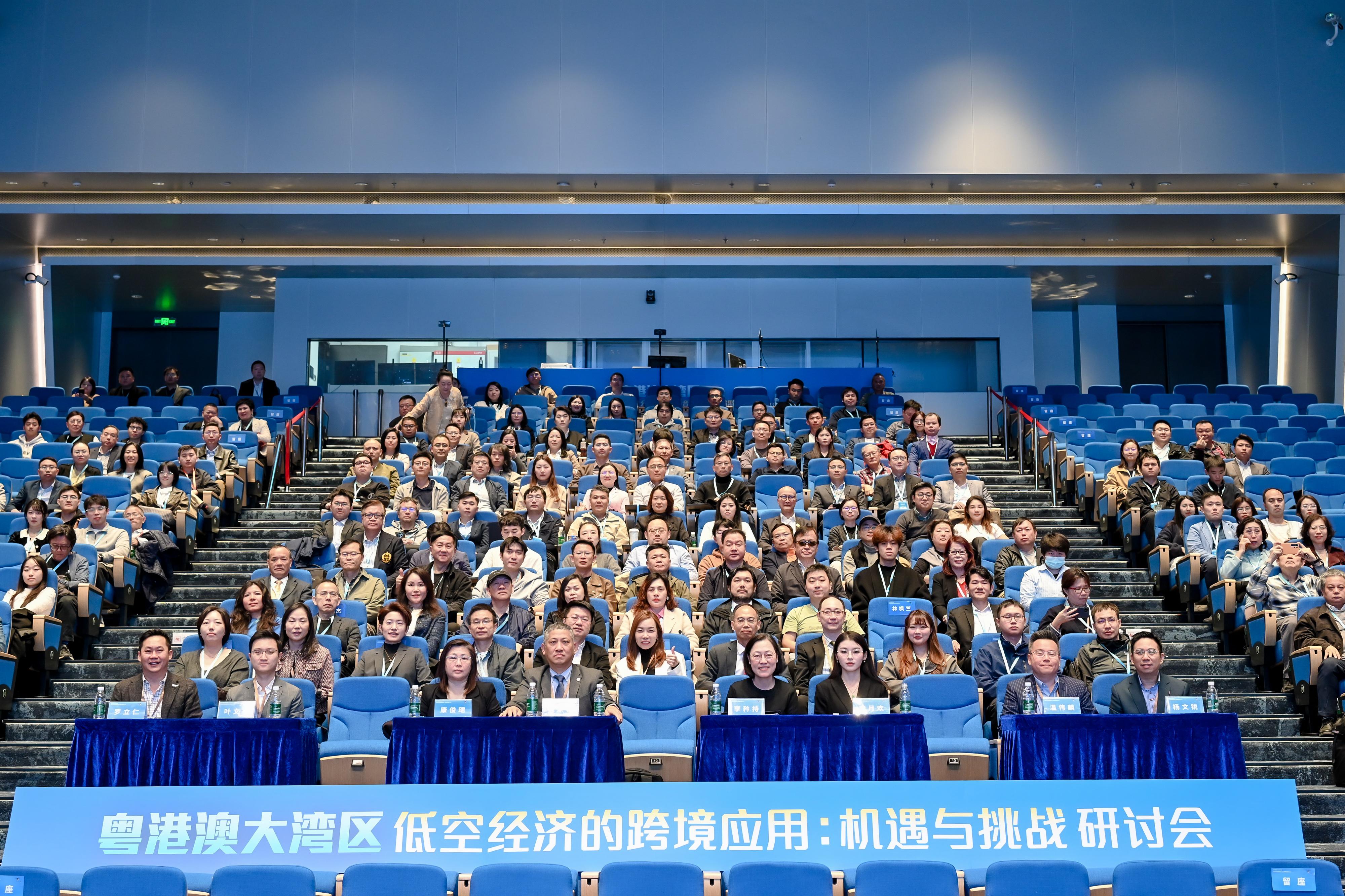 The Guangdong-Hong Kong-Macao Greater Bay Area Development Office (GBA Office) held a seminar on the "cross-boundary applications of the low-altitude economy in the Guangdong-Hong Kong-Macao Greater Bay Area: opportunities and challenges" in Shenzhen today (January 27). The seminar attracted over 200 participants from Hong Kong and a number of Mainland cities.