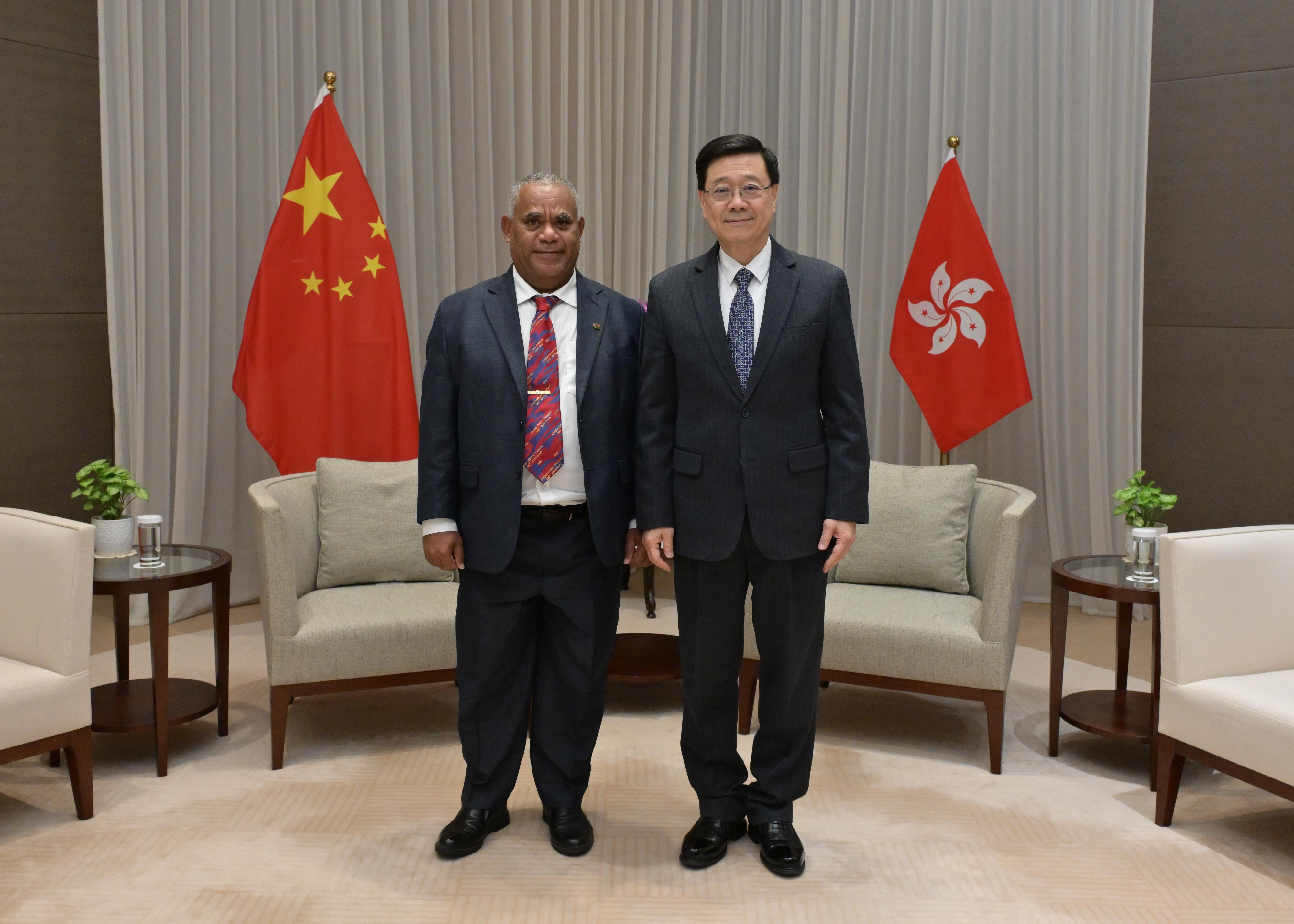 行政長官李家超（右）今日（一月二十七日）與瓦努阿圖總理喬撒姆．納帕特（左）會面。