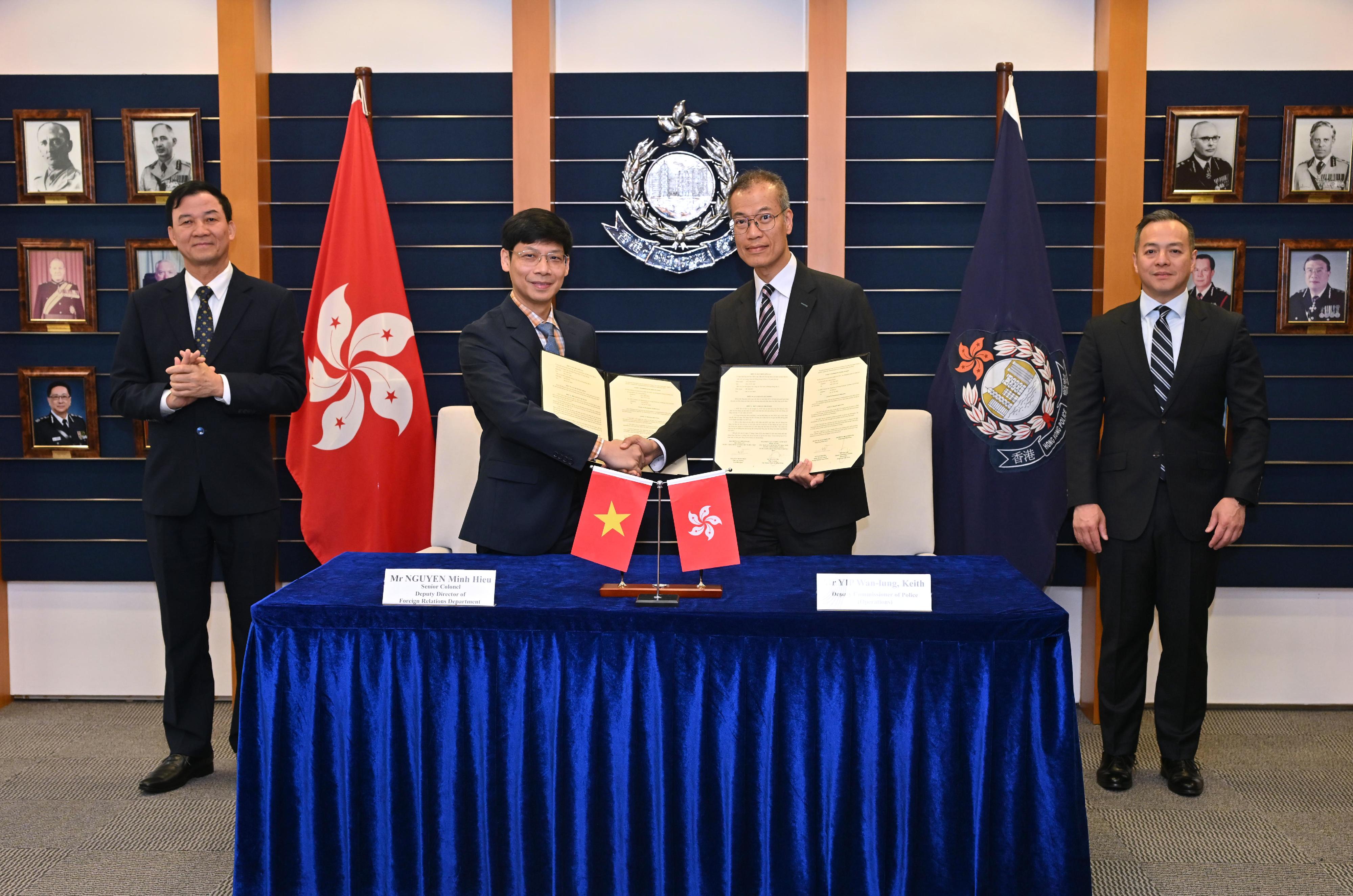 香港警務處與越南公安部今日（一月二十七日）簽署諒解備忘錄，標誌兩地加強合作，提升打擊跨境犯罪的能力，深化夥伴關係和策略協作。諒解備忘錄在警務處處長周一鳴（右一）和越南公安部調查警察辦公室主任陳明進中將（左一）見證下，由警務處副處長（行動）葉雲龍（右二）與越南公安部外事局副局長阮明孝大校（左二）簽署。