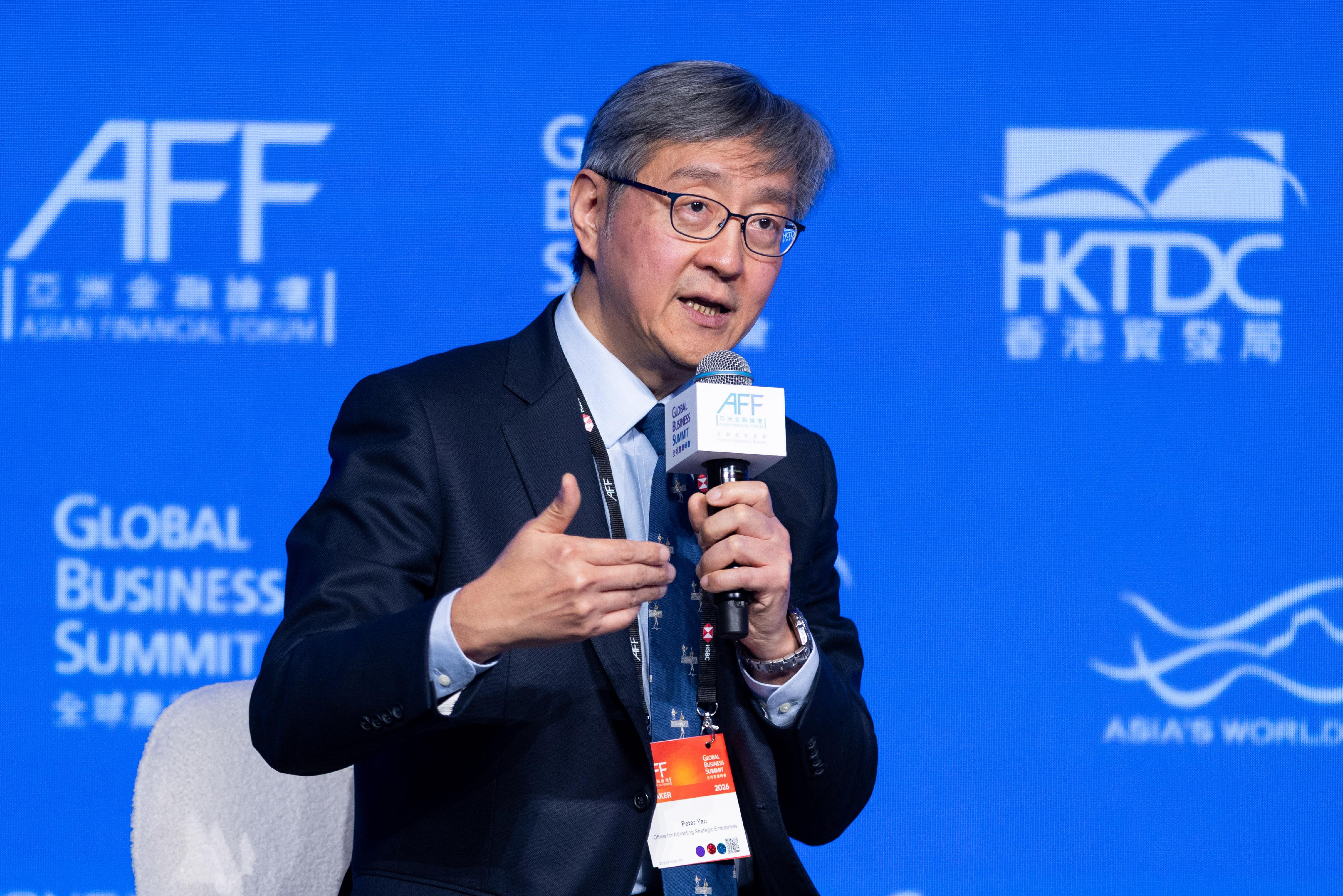 The Director-General of the Office for Attracting Strategic Enterprises, Mr Peter Yan, acted as the panel chair for the thematic panel titled "Biomedicine 2026: Trends, Challenges and Opportunities" at the Global Business Summit today (January 27).
