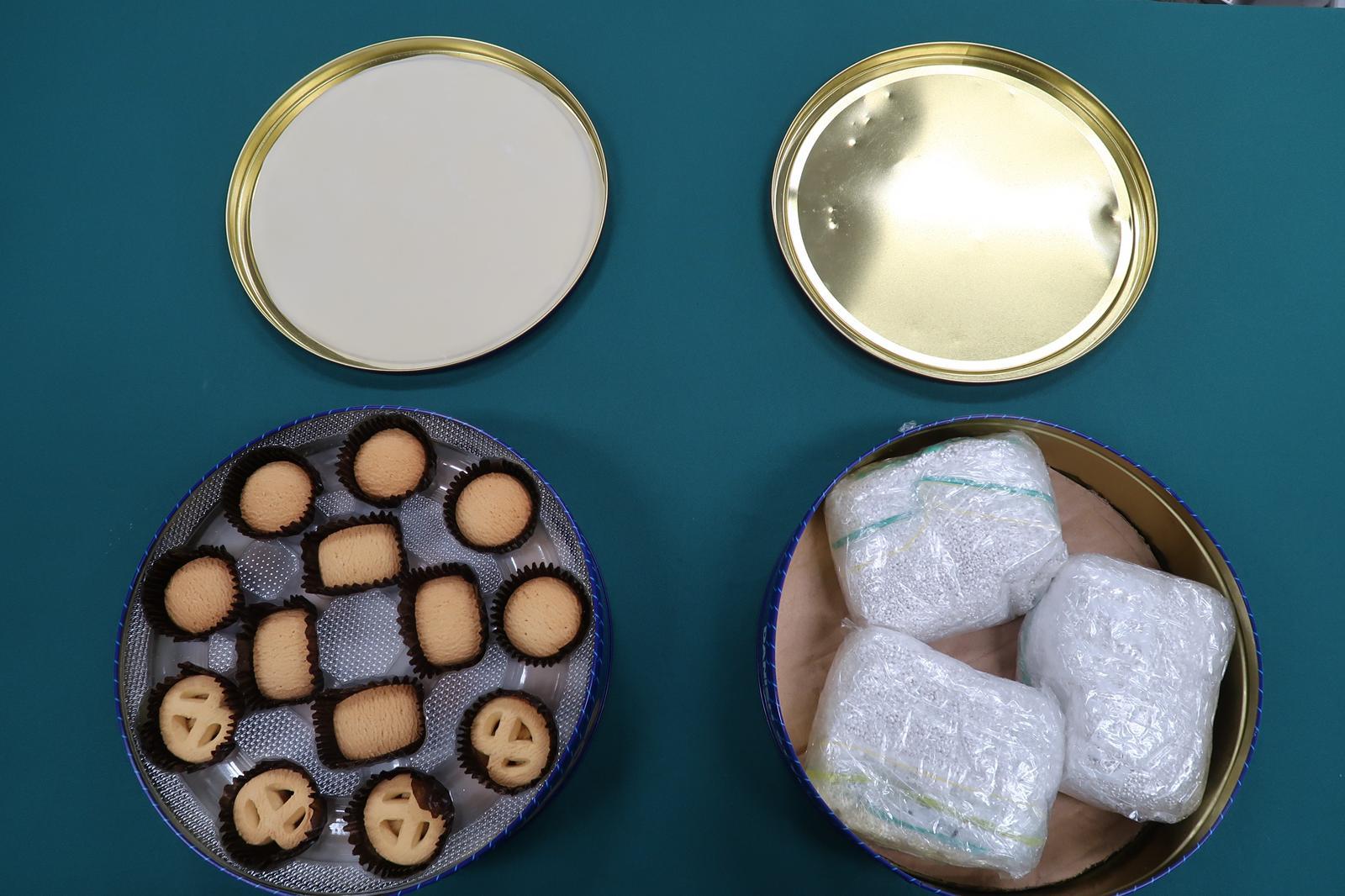 Hong Kong Customs yesterday (January 27) detected a suspected smuggling case involving an outgoing cross-boundary private car at the Heung Yuen Wai Boundary Control Point and seized about 219 kilograms of suspected smuggled silver with an estimated market value of about $6.1 million. Photo shows some of the suspected smuggled silver concealed inside a food can.