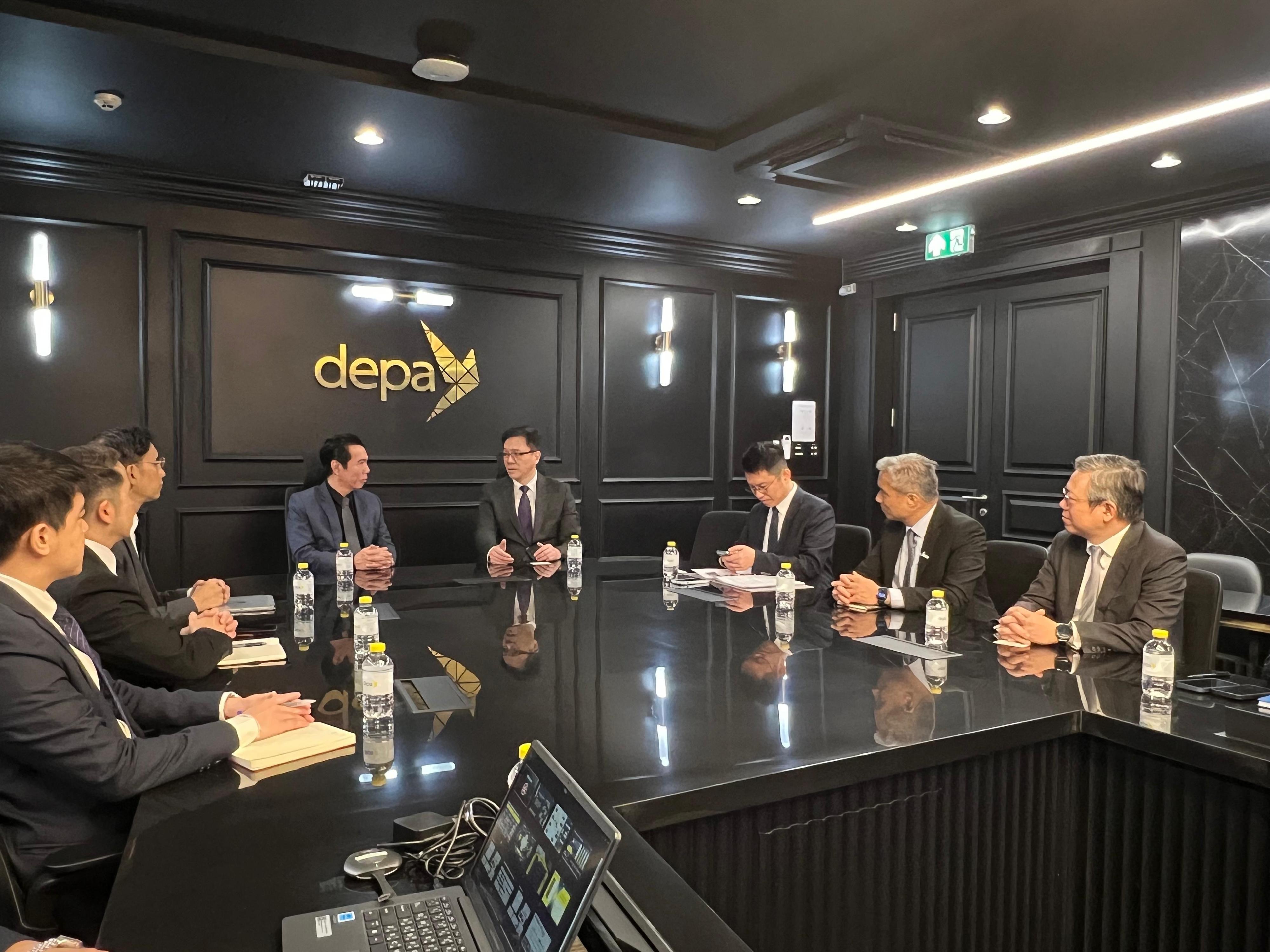 創新科技及工業局局長孫東教授（右四）今日上午（一月二十八日）在曼谷到訪隸屬於泰國數位經濟與社會部的泰國數位經濟促進局。香港科技園公司行政總裁黃秉修（右一）及港深創新及科技園有限公司行政總裁馬惟善（右二）亦有出席。
