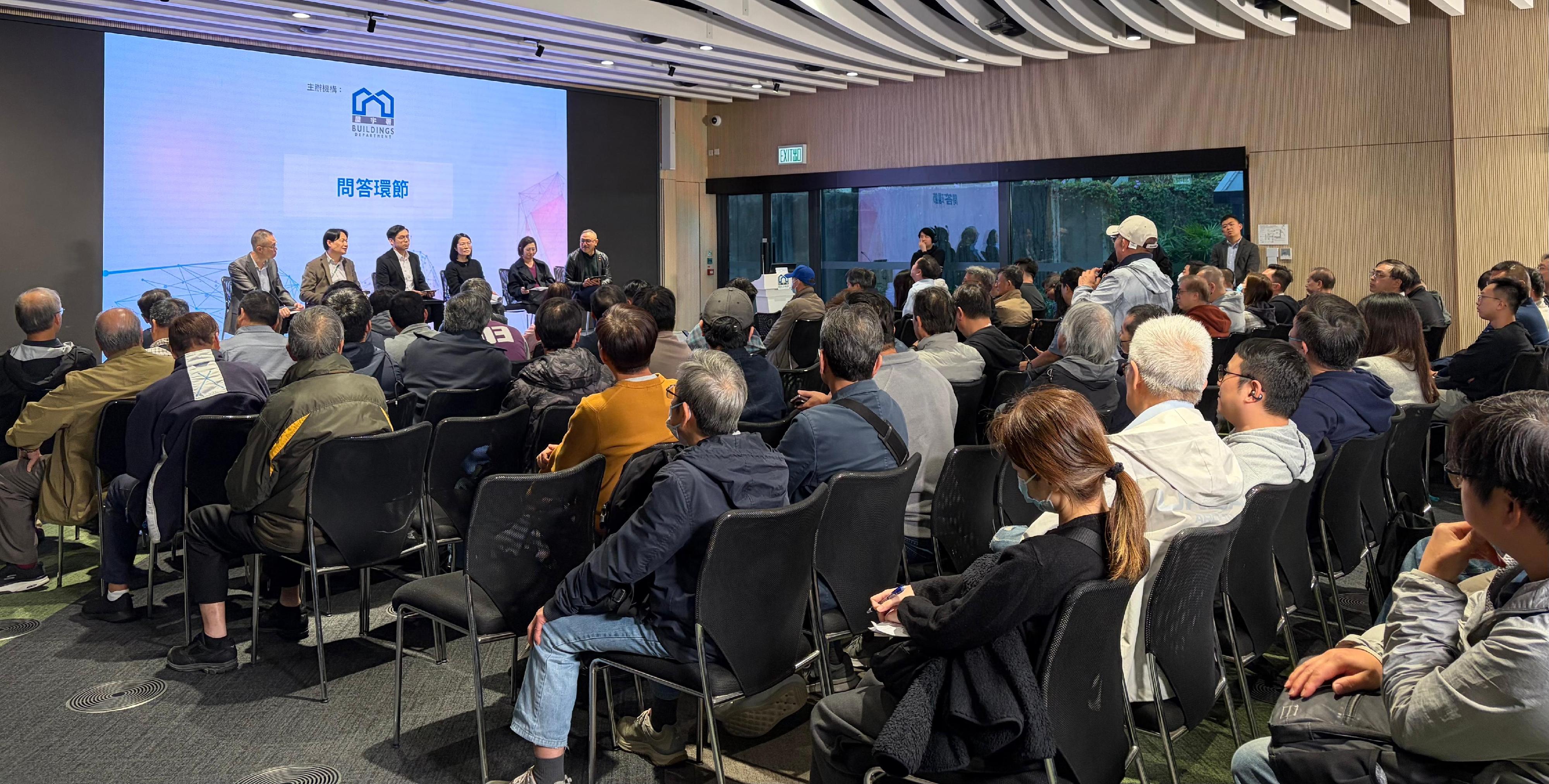 屋宇署今日（一月二十八日）下午在九龍灣建造業零碳天地舉辦講座，提醒業界須遵守棚網抽樣檢測新制度的要求，以及大廈維修工程進行期間須遵從的消防安全事項。