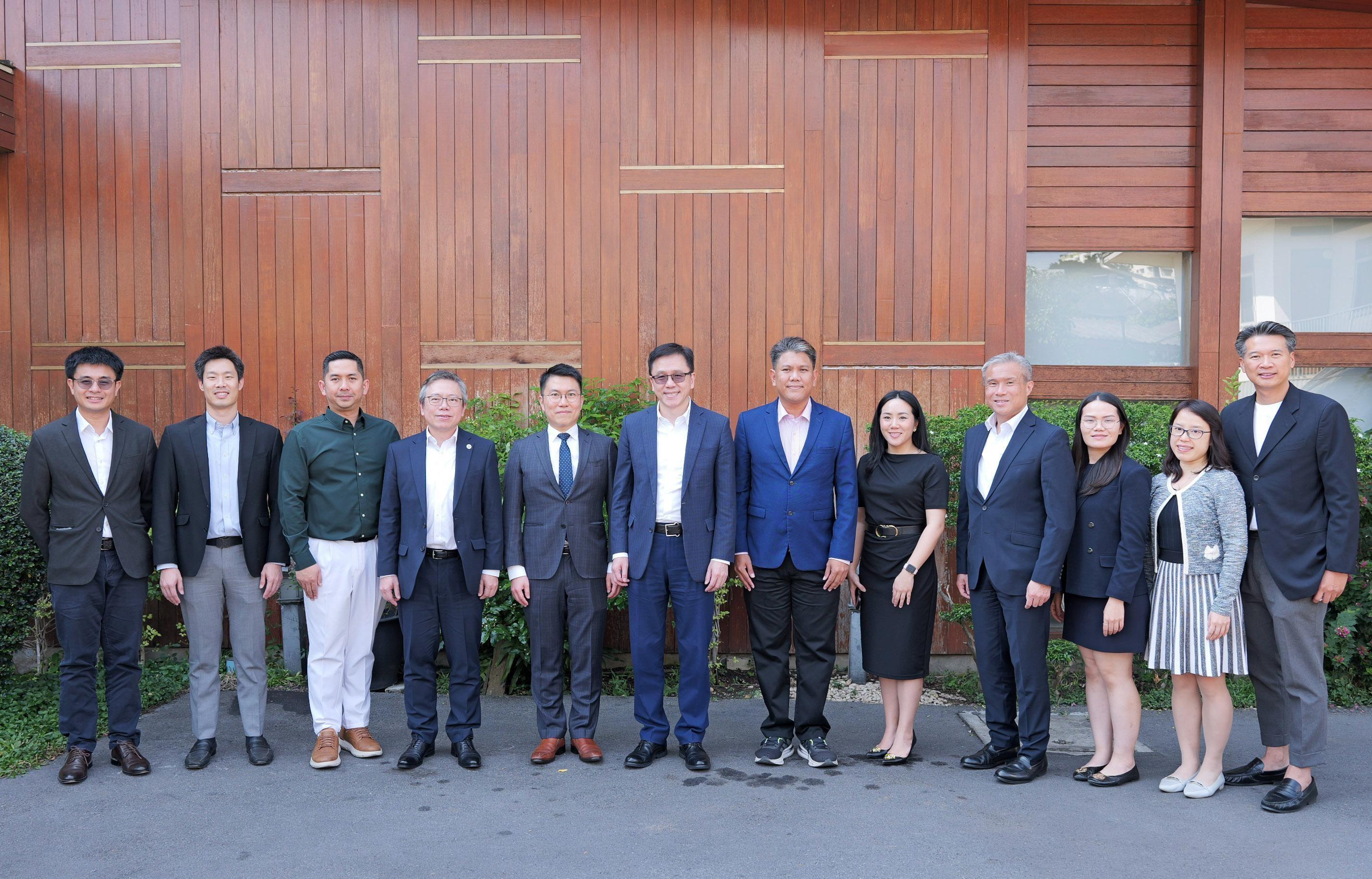 Upon his arrival in Bangkok yesterday afternoon (January 27), the Secretary for Innovation, Technology and Industry, Professor Sun Dong (sixth left), immediately met with the Thai Health Tech Association and had exchanges with leading local health technology enterprises and start-ups, as well as hospital organisations. Also present with Professor Sun are the Chief Executive Officer of the Hong Kong Science and Technology Parks Corporation, Mr Terry Wong (fourth left), and the Chief Executive Officer of the Hong Kong-Shenzhen Innovation and Technology Park Limited, Mr Vincent Ma (fourth right).