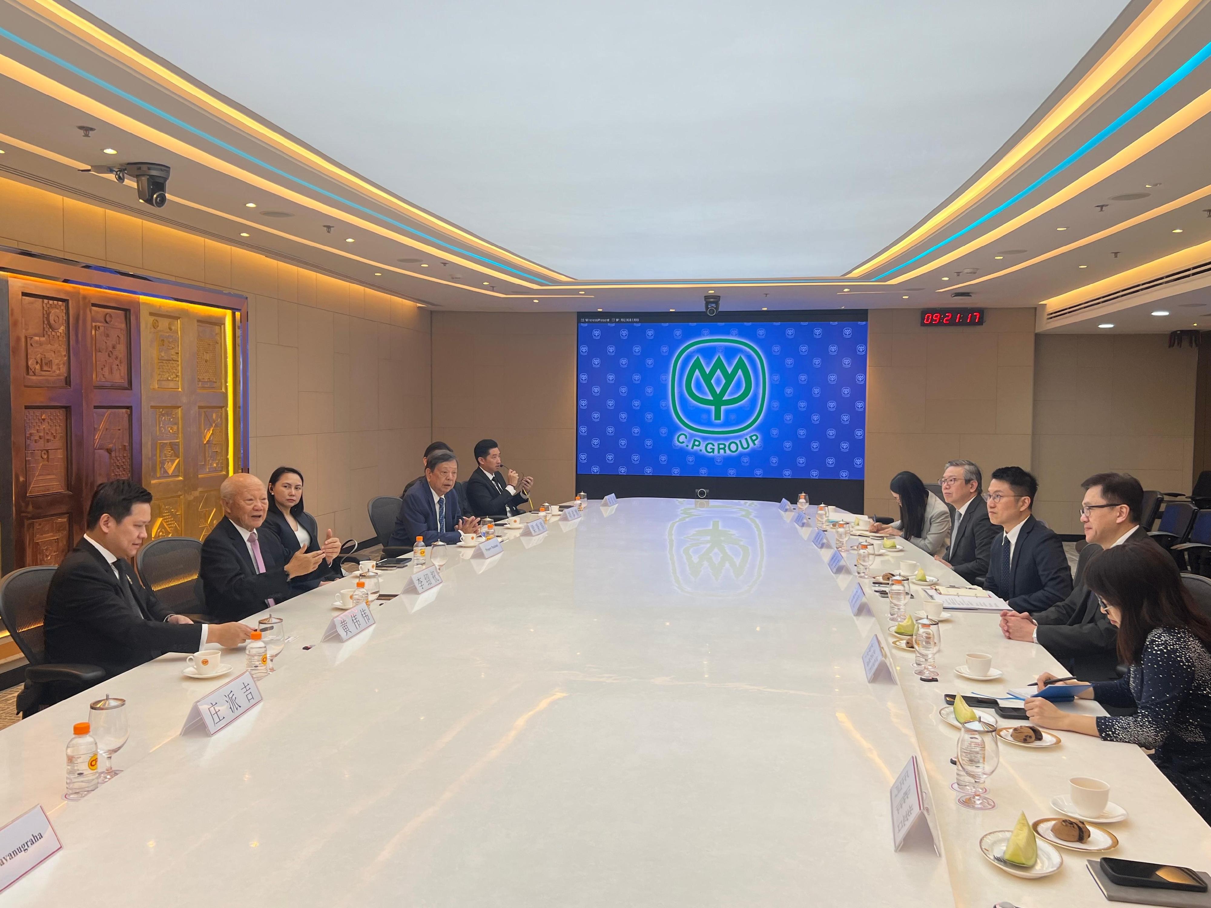 The Secretary for Innovation, Technology and Industry, Professor Sun Dong (second right), visited and met with the management Charoen Pokphand Group, a Thailand-based conglomerate with a highly diversified business portfolio, in Bangkok today (January 28). Also present with Professor Sun is the Chief Executive Officer of the Hong Kong Science and Technology Parks Corporation, Mr Terry Wong (fourth right).