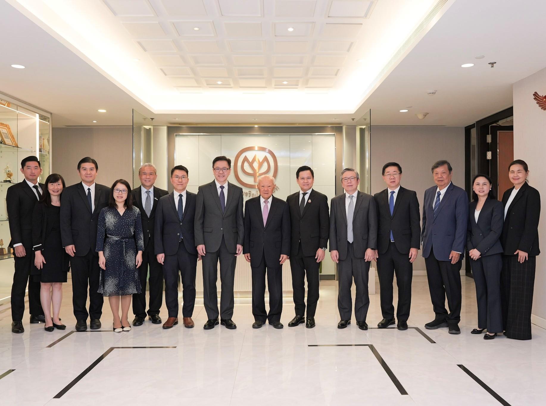 The Secretary for Innovation, Technology and Industry, Professor Sun Dong (seventh left), visited and met with the management of Charoen Pokphand Group, a Thailand-based conglomerate with a highly diversified business portfolio, in Bangkok today (January 28). Also present with Professor Sun is the Chief Executive Officer of the Hong Kong Science and Technology Parks Corporation, Mr Terry Wong (fifth right), and the Chief Executive Officer of the Hong Kong-Shenzhen Innovation and Technology Park Limited, Mr Vincent Ma (fifth left).  