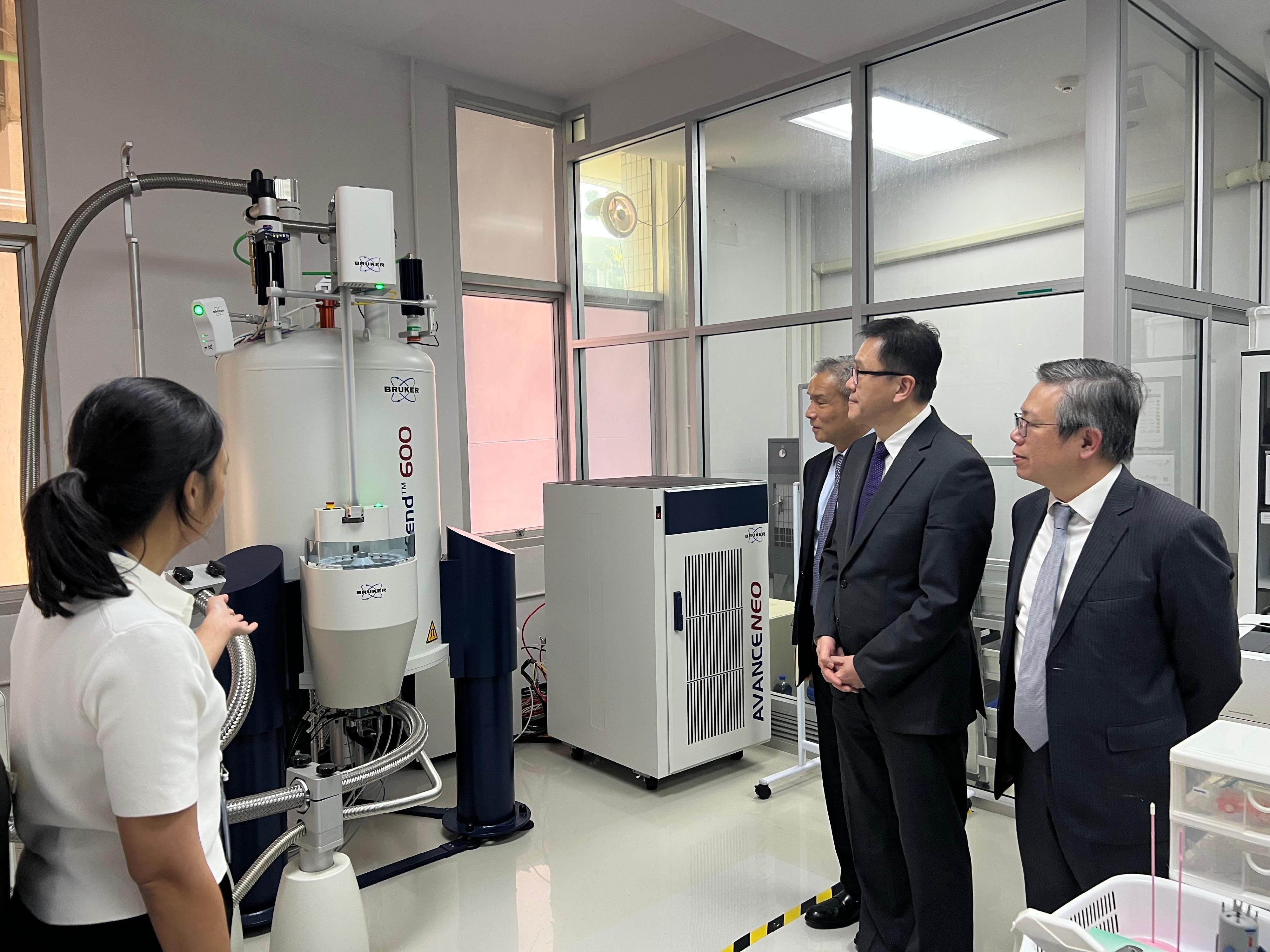 The Secretary for Innovation, Technology and Industry, Professor Sun Dong (second right), toured the Mahidol University Frontier Research Facility in Bangkok today (January 28). Looking on are the Chief Executive Officer of the Hong Kong Science and Technology Parks Corporation, Mr Terry Wong (first right), and the Chief Executive Officer of the Hong Kong-Shenzhen Innovation and Technology Park Limited, Mr Vincent Ma (third right).

