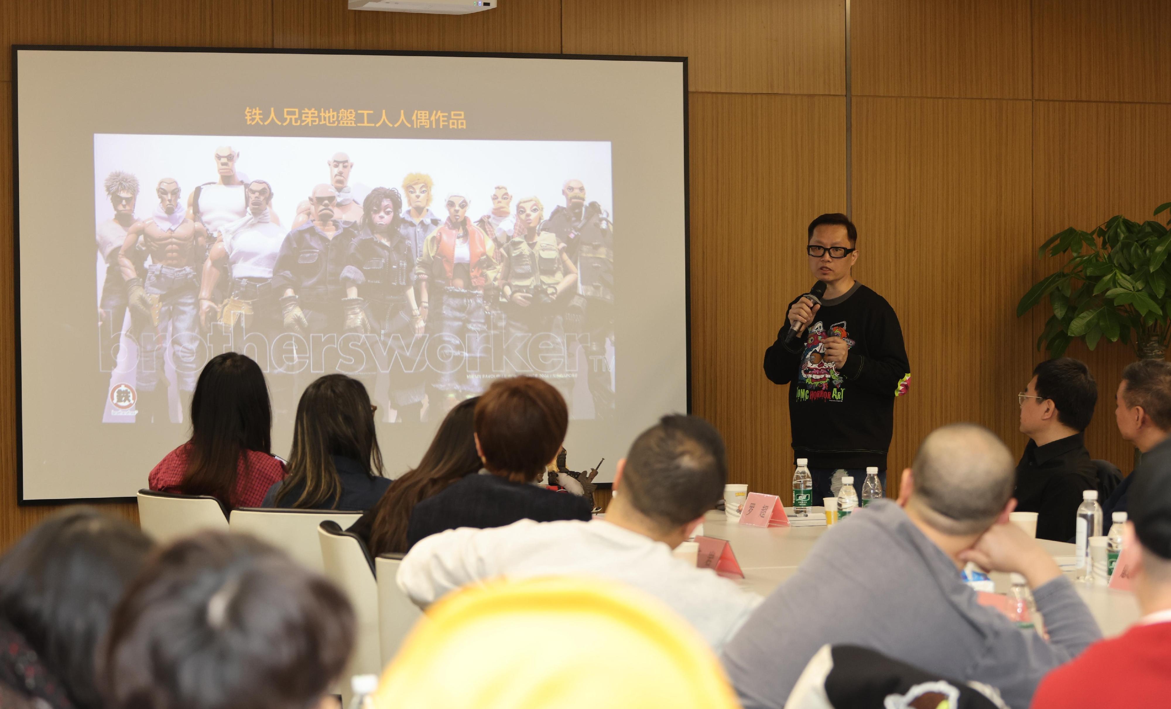 The Cultural and Creative Industries Development Agency, under the Culture, Sports and Tourism Bureau, organised two intellectual property exchange events in Beijing today (January 29) with some 50 Hong Kong original art toy designers, Beijing academics, representatives of large-scale toy companies and media attending. Photo shows Hong Kong original art toy designers introducing their works to potential collaboration partners in Beijing.