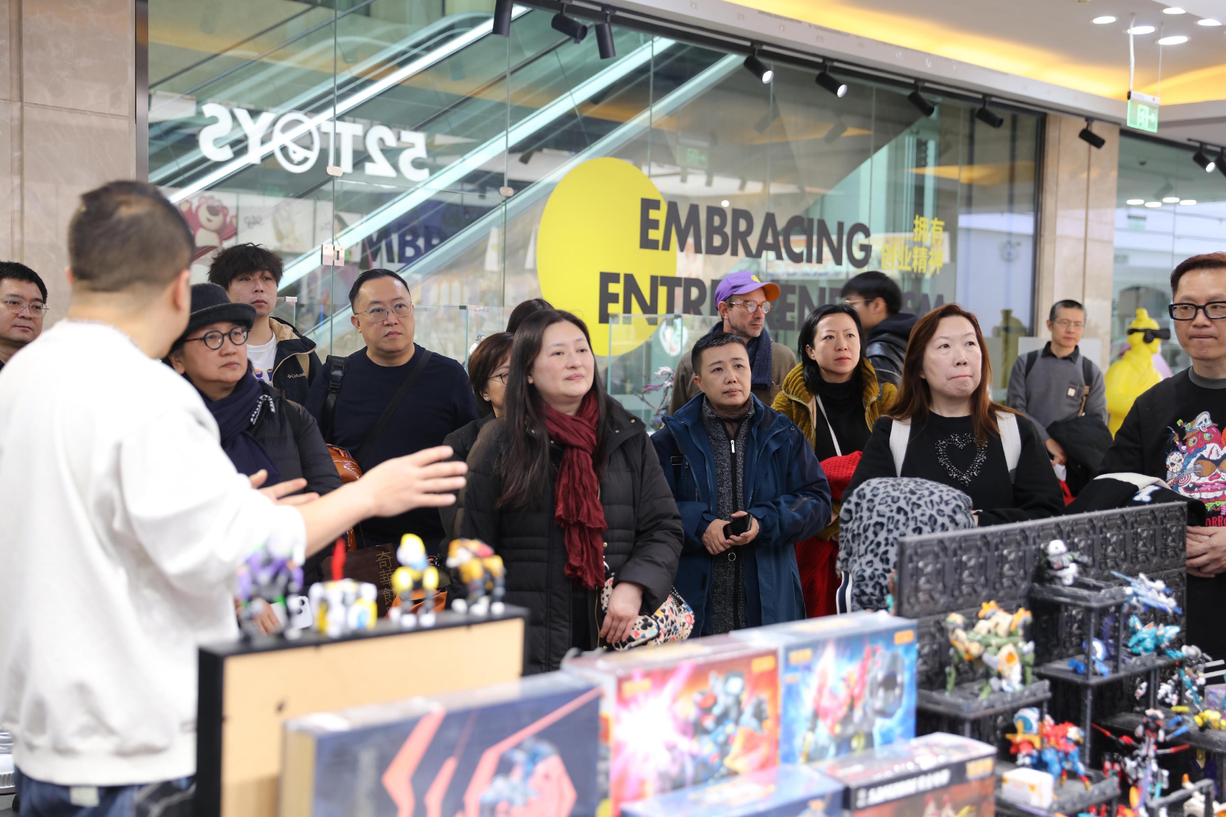 文化體育及旅遊局轄下文創產業發展處今日（一月二十九日）在北京舉行版權交流會。約50位香港原創藝術玩具設計師、北京學術界、大型玩具企業及媒體代表參與。圖示香港原創藝術玩具設計師參觀著名中國玩具品牌52 Toys北京總部。
