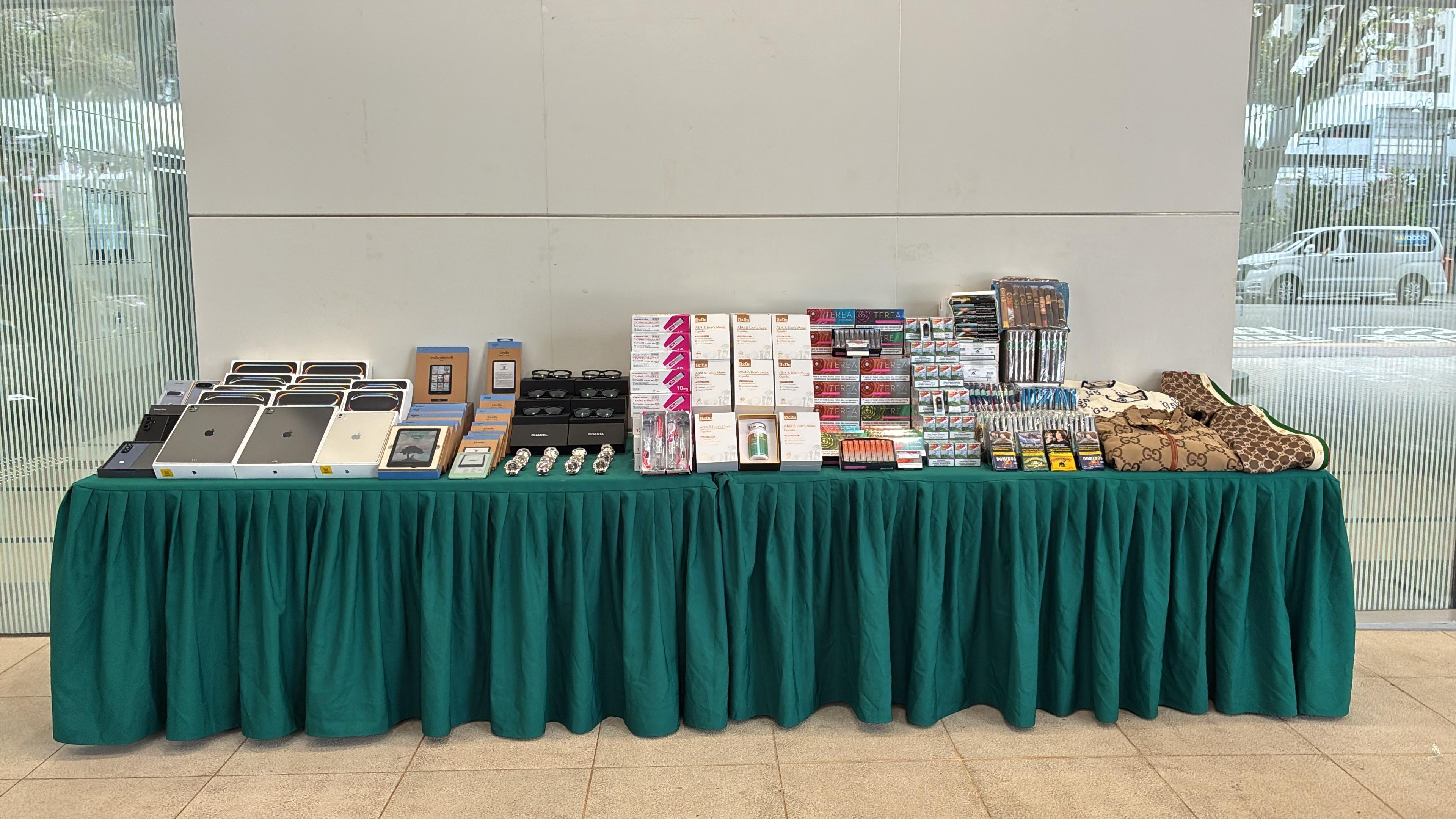 香港海關於一月二十一日偵破一宗涉嫌利用內河船走私的案件，並檢獲大批懷疑走私貨物，估計市值共約五千六百萬元。圖示檢獲的懷疑走私貨物。