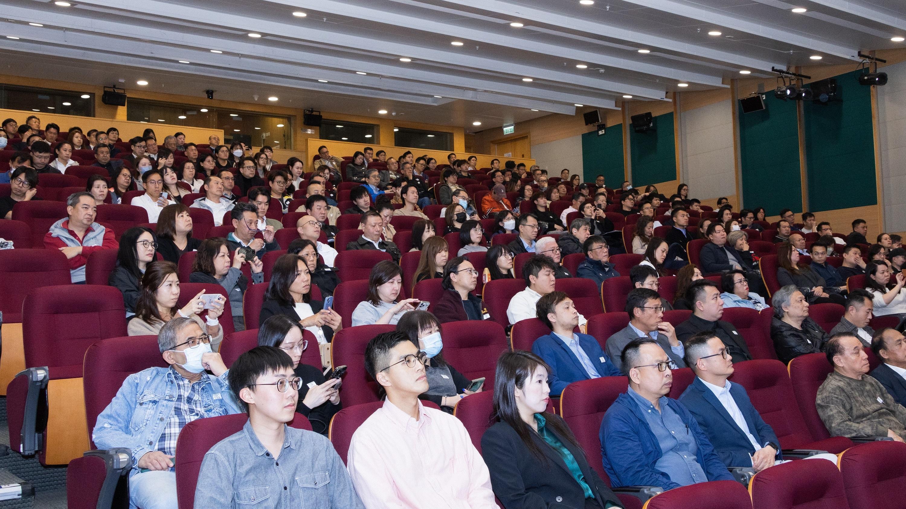 Hong Kong Customs held an information session on the Duty Stamp System at the Customs Headquarters Building today (January 29), comprehensively introducing the latest developments and future arrangements of the system to the tobacco industry. 

