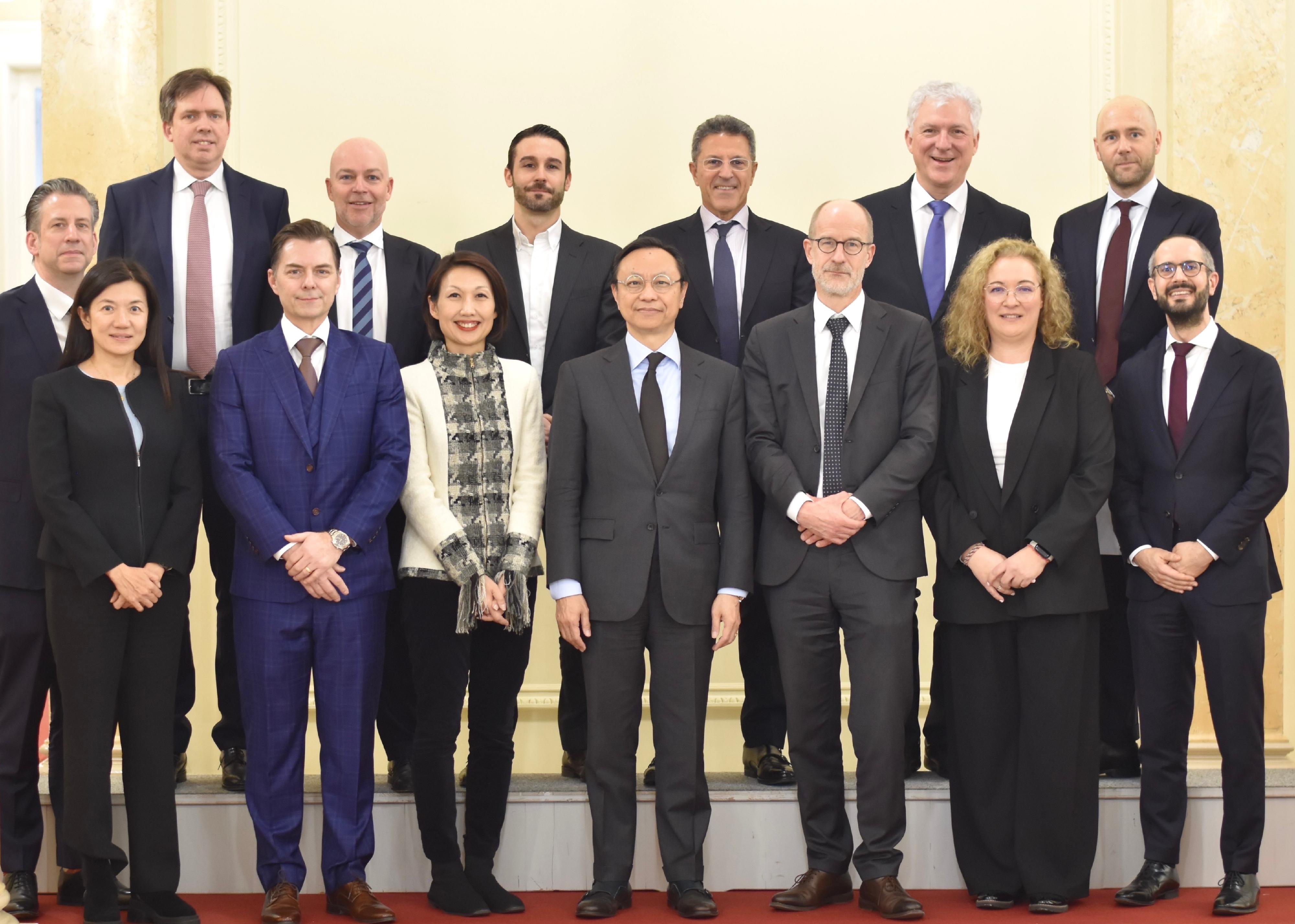 The eighth Hong Kong-Switzerland Financial Dialogue was held in Bern, Switzerland on January 29 (Bern time). Deputy Chief Executive of the Hong Kong Monetary Authority Mr Darryl Chan (front row, centre); the Deputy State Secretary of the State Secretariat for International Finance, Mr Christoph König (front row, third right); the Head of International, Swiss Bankers Association, Ms Vanessa Dubra (front row, second right); and the Chief Executive Officer and Managing Director of the Private Wealth Management Association, Ms Vivien Khoo (front row, third left), participated in a financial seminar co-hosted by the Swiss Bankers Association and the Hong Kong Private Wealth Management Association.