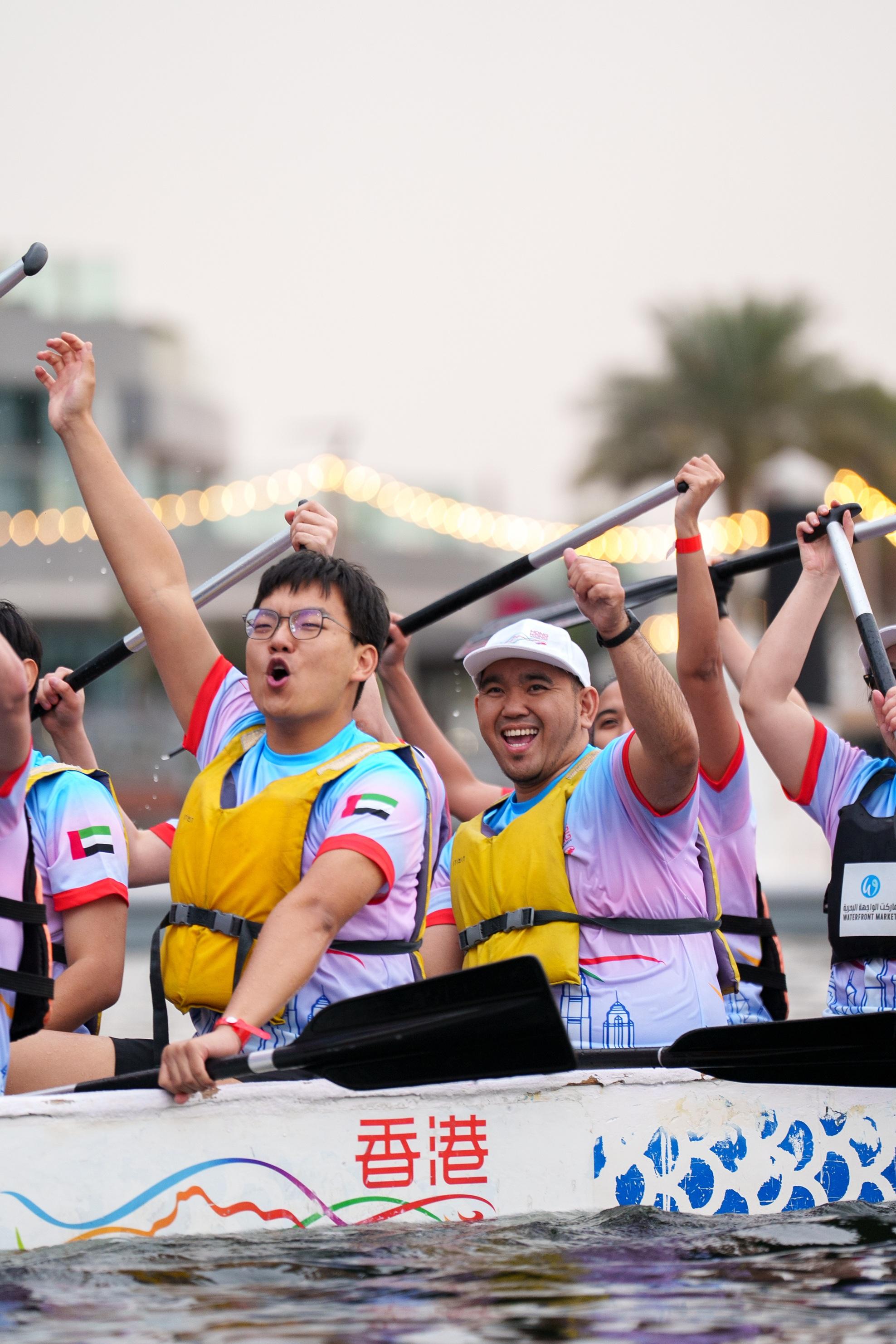 香港駐迪拜經濟貿易辦事處舉辦的二○二六年香港龍舟挑戰賽於一月二十四日及二十五日（迪拜時間）在阿拉伯聯合酋長國迪拜舉行。圖示參賽健兒在賽後開心慶祝。
