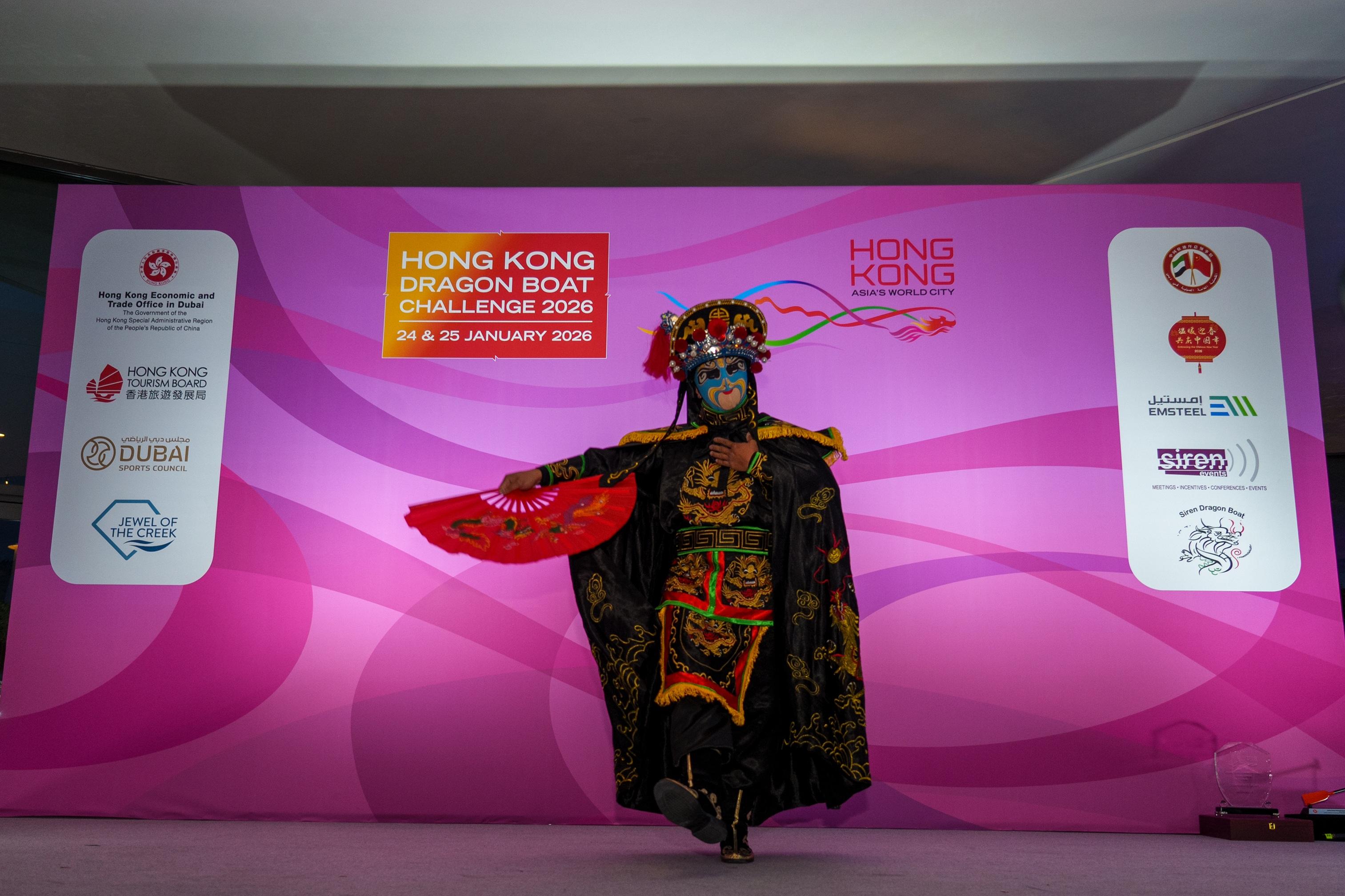 香港駐迪拜經濟貿易辦事處（駐迪拜經貿辦）舉辦的二○二六年香港龍舟挑戰賽於一月二十四日及二十五日（迪拜時間）在阿拉伯聯合酋長國迪拜舉行。除龍舟比賽外，大會亦安排不同的文化表演，向參加者展現中華傳統文化。
