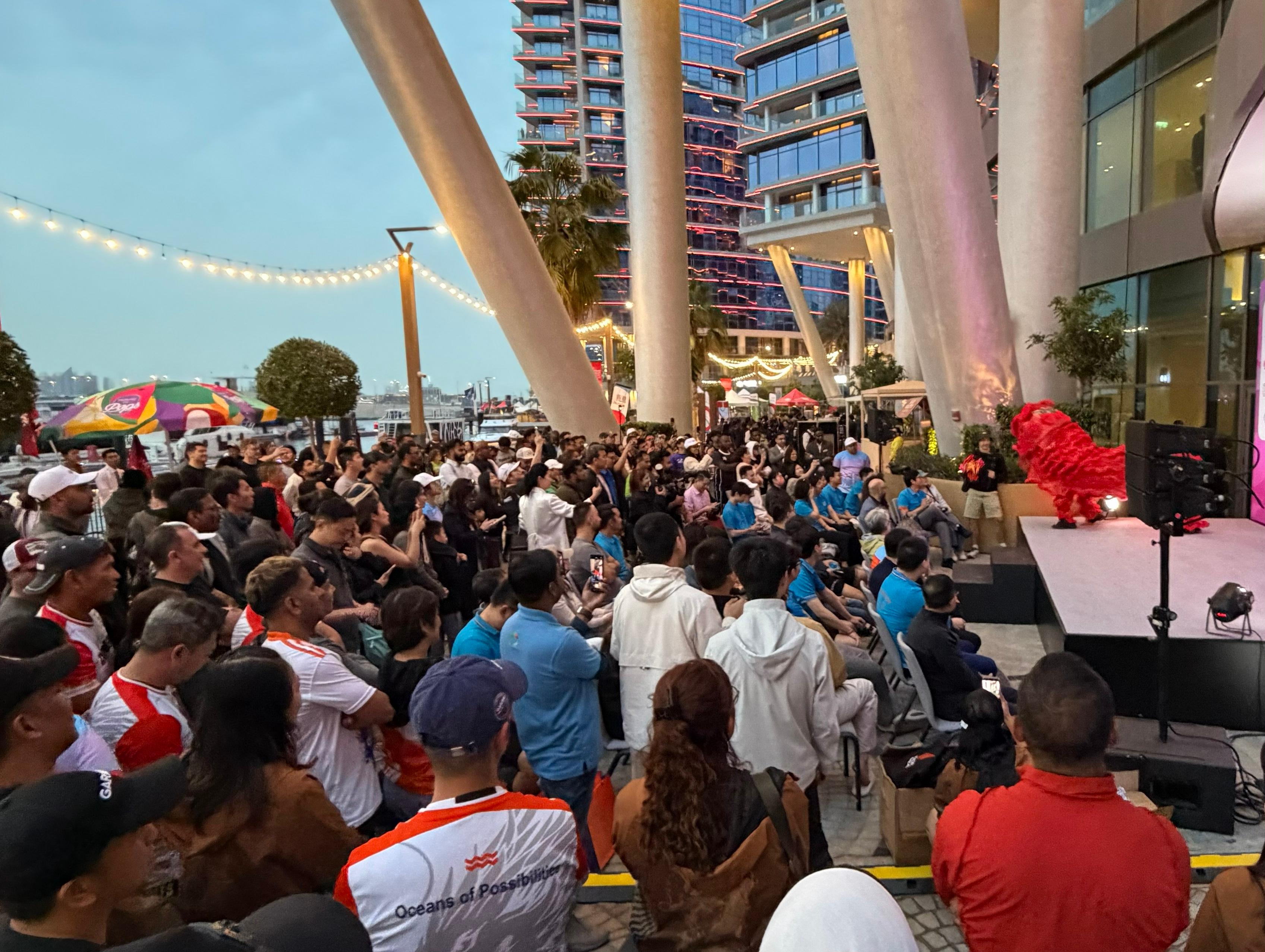 香港駐迪拜經濟貿易辦事處舉辦的二○二六年香港龍舟挑戰賽於一月二十四日及二十五日（迪拜時間）在阿拉伯聯合酋長國迪拜舉行。大會亦安排傳統醒獅表演，吸引大量觀眾。
