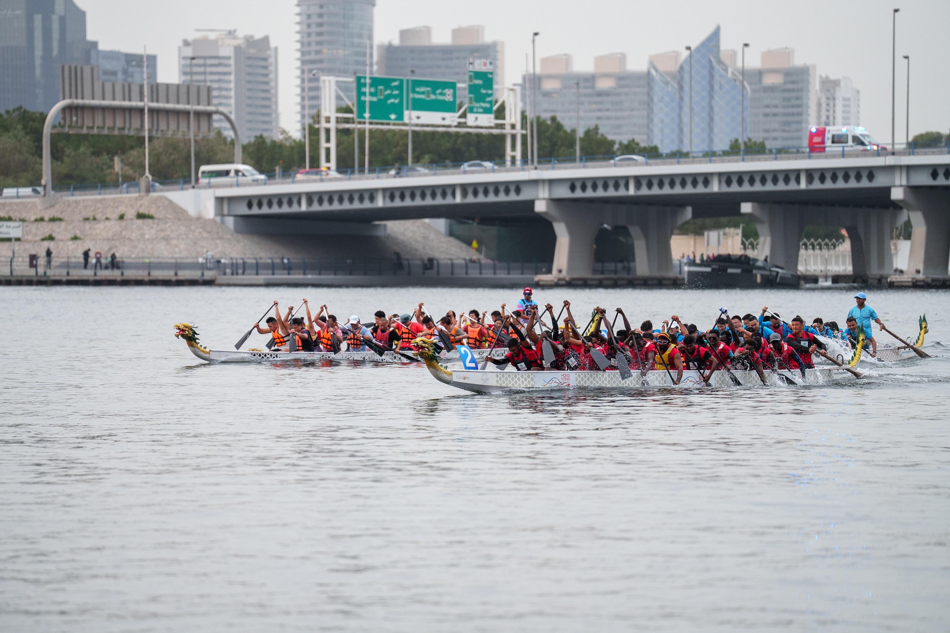 The Hong Kong Economic and Trade Office in Dubai presented the Hong Kong Dragon Boat Challenge 2026 in Dubai, the United Arab Emirates, on January 24 and 25 (Dubai time). Photo shows athletes from different emirates of the UAE competing at a race.