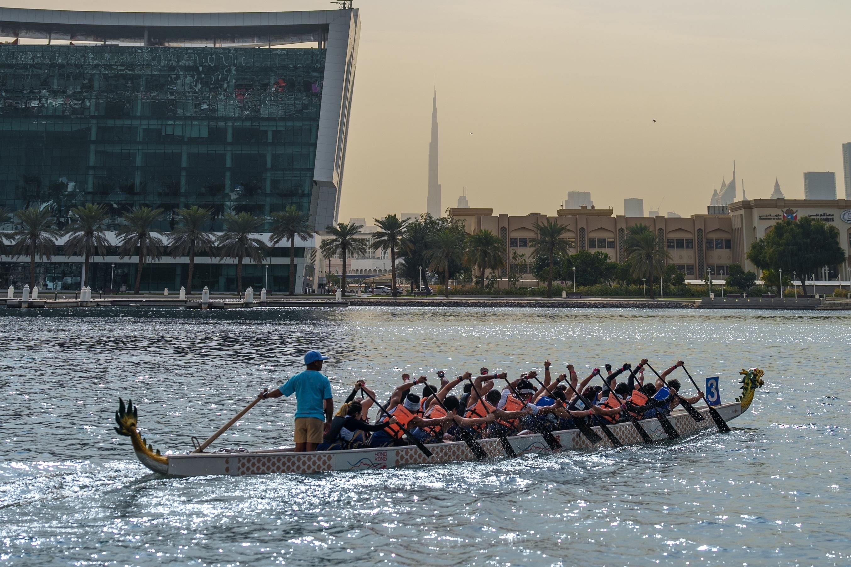 The Hong Kong Economic and Trade Office in Dubai presented the Hong Kong Dragon Boat Challenge 2026 in Dubai, the United Arab Emirates, on January 24 and 25 (Dubai time). Photo shows athletes competing at a race in the beautiful backdrop of Dubai Creek and the iconic Burj Khalifa.