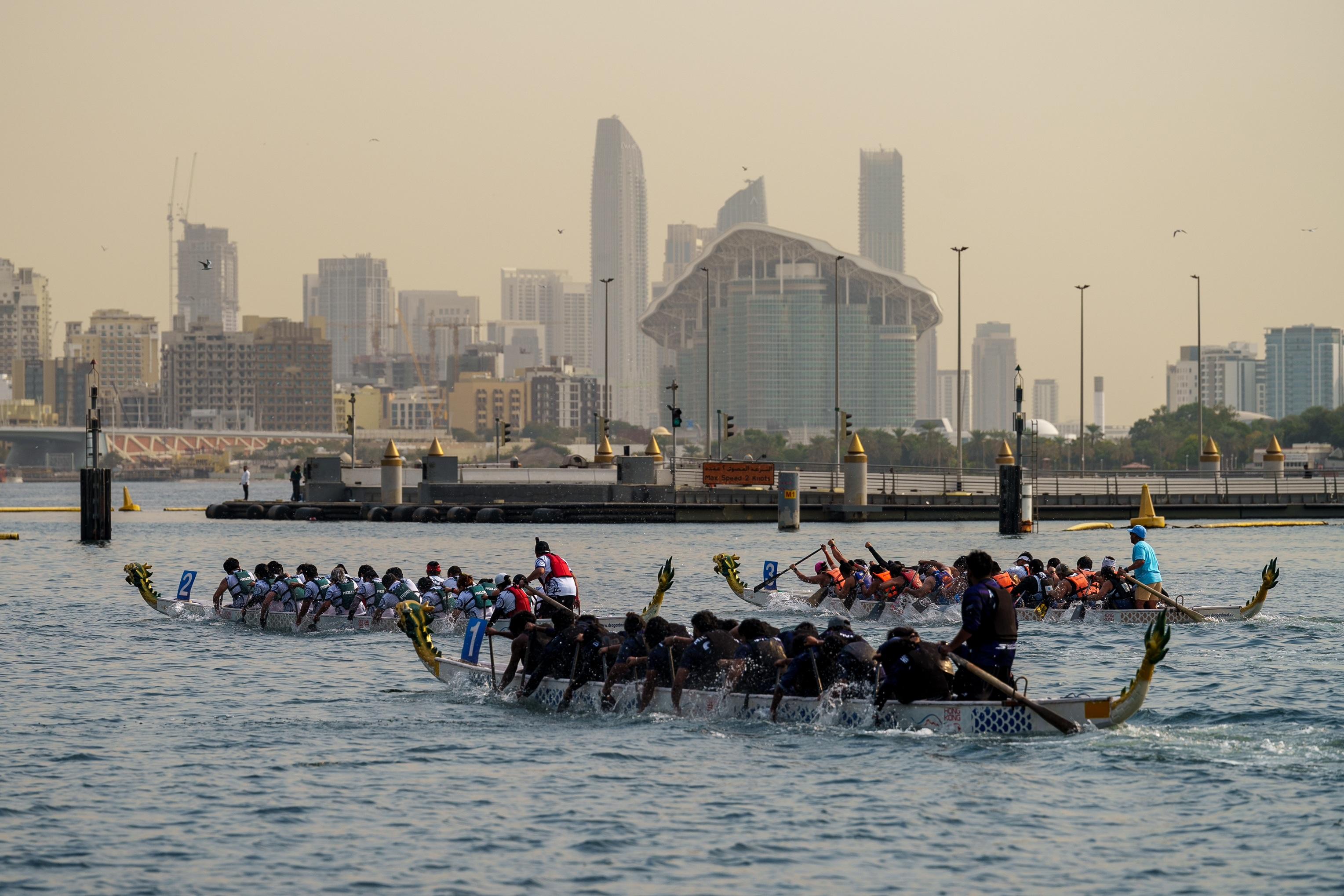 The Hong Kong Economic and Trade Office in Dubai presented the Hong Kong Dragon Boat Challenge 2026 in Dubai, the United Arab Emirates, on January 24 and 25 (Dubai time). Phots shows the athletes striving with all their might during the race.