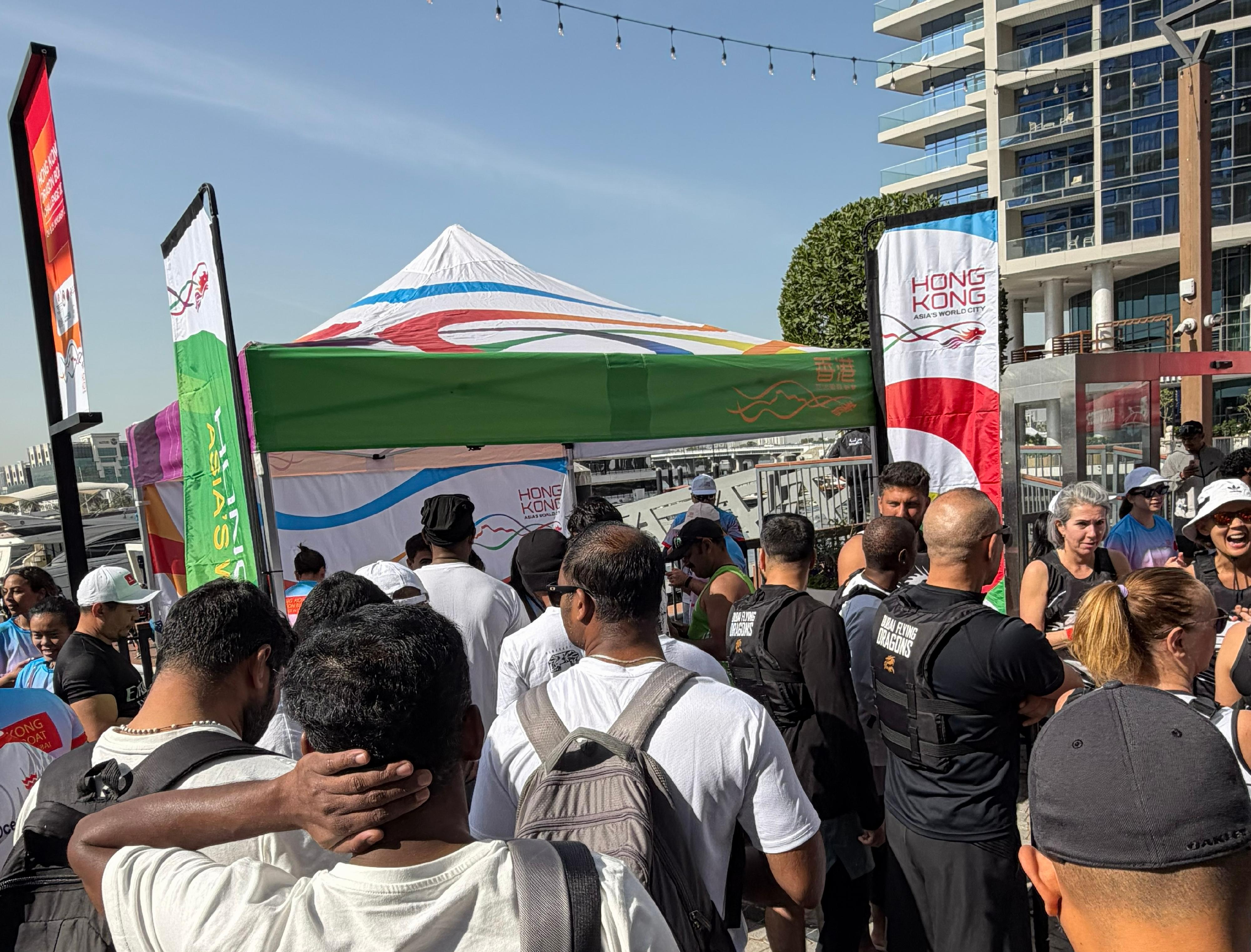 The Hong Kong Economic and Trade Office in Dubai presented the Hong Kong Dragon Boat Challenge 2026 in Dubai, the United Arab Emirates, on January 24 and 25 (Dubai time). Promotional booths were set up at the venue to promote the latest information of Hong Kong, and souvenirs were also distributed to visitors.