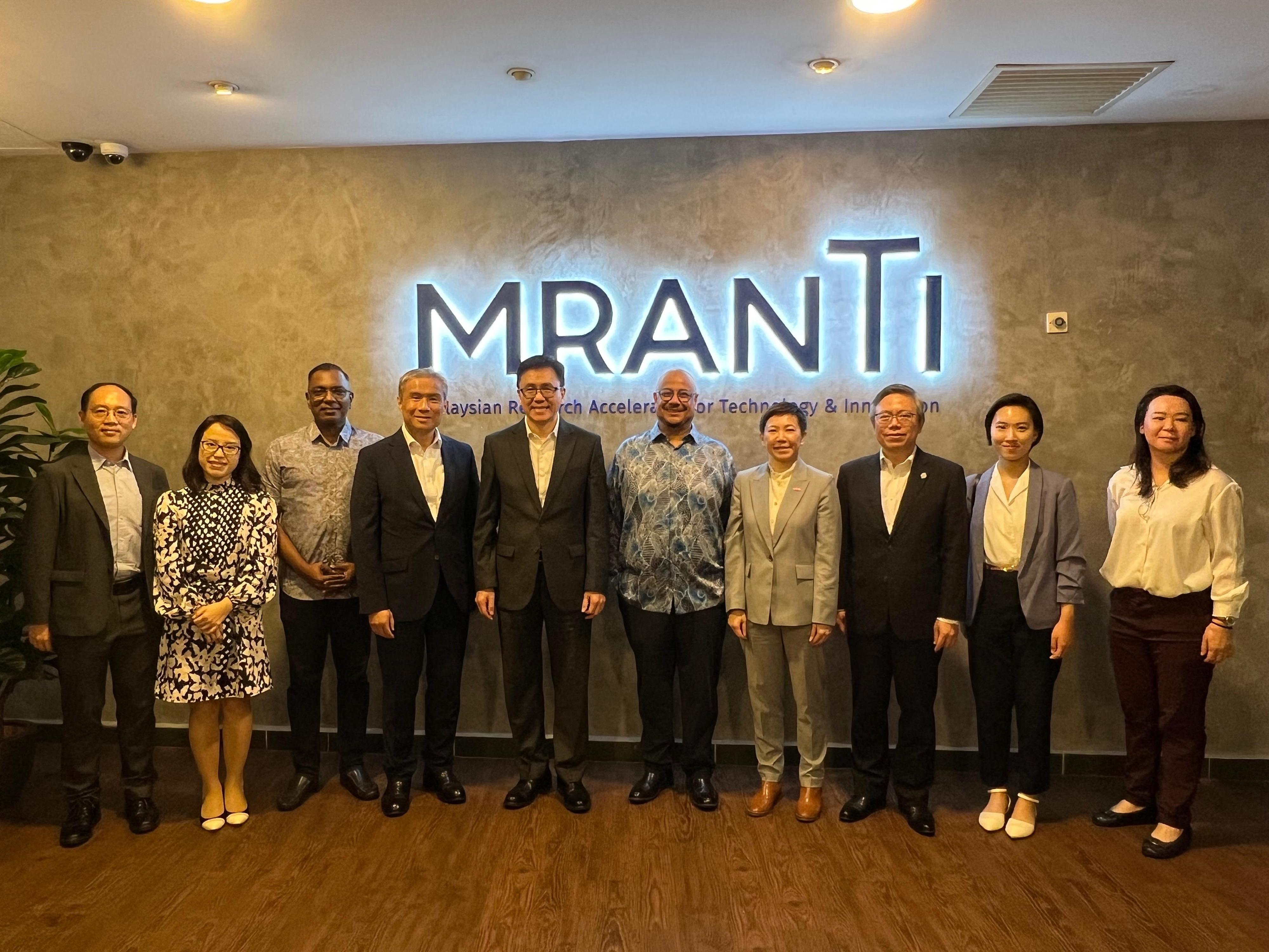 創新科技及工業局局長孫東教授（左五）昨日（一月二十九日）在吉隆坡到訪馬來西亞科技創新加速器研究中心，了解該中心在當地構建的創新生態系統。香港科技園公司行政總裁黃秉修（右三）及港深創新及科技園有限公司行政總裁馬惟善（左四）亦有出席。

