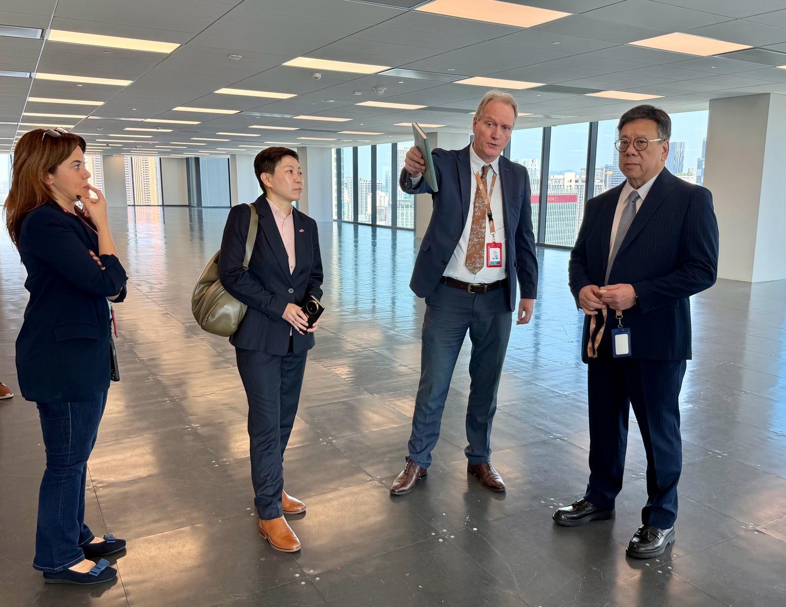 商務及經濟發展局局長丘應樺（右一）今日（一月三十日）在馬來西亞吉隆坡訪問期間，視察香港駐吉隆坡經濟貿易辦事處長期辦公室的可行選址，加深了解籌備工作。