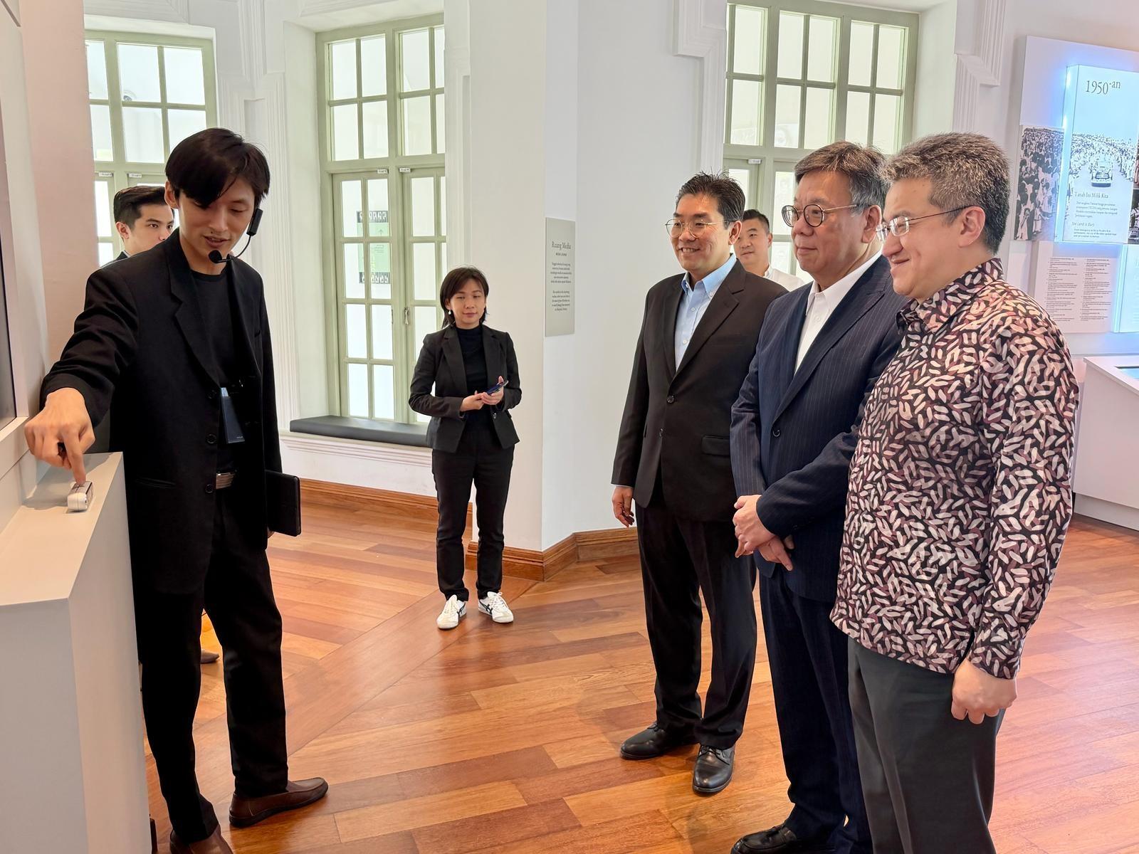 商務及經濟發展局局長丘應樺今日（一月三十日）在馬來西亞吉隆坡訪問期間，與馬來西亞財政部副部長劉鎮東和投資、貿易及工業部副部長沈志勤共晉午餐，介紹香港的最新發展，並就多項經貿議題進行交流。圖示丘應樺（右二）在午宴前參觀一座歷史建築，加深認識馬來西亞的歷史和古蹟。旁為劉鎮東（右一）和沈志勤（右三）。