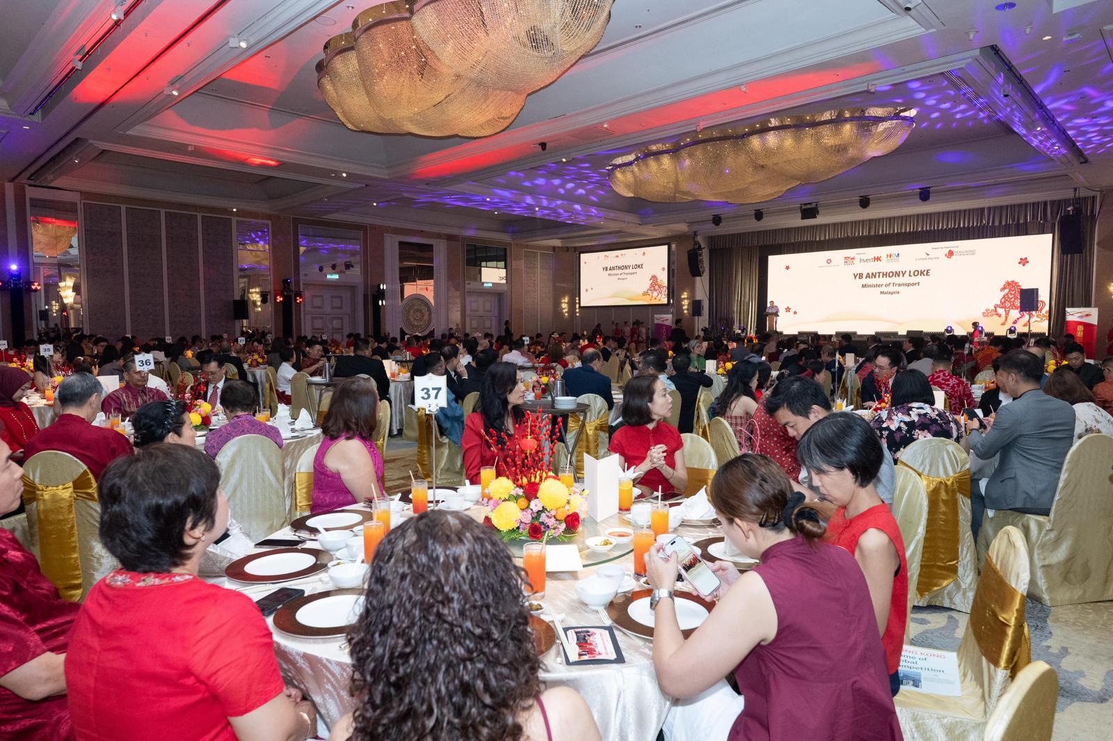 商務及經濟發展局局長丘應樺今日（一月三十日）在馬來西亞吉隆坡訪問期間，出席由新成立的香港駐吉隆坡經濟貿易辦事處舉辦的新春晚宴，與當地各界慶祝佳節，以及加深兩地聯繫。約400名嘉賓出席晚宴。 
