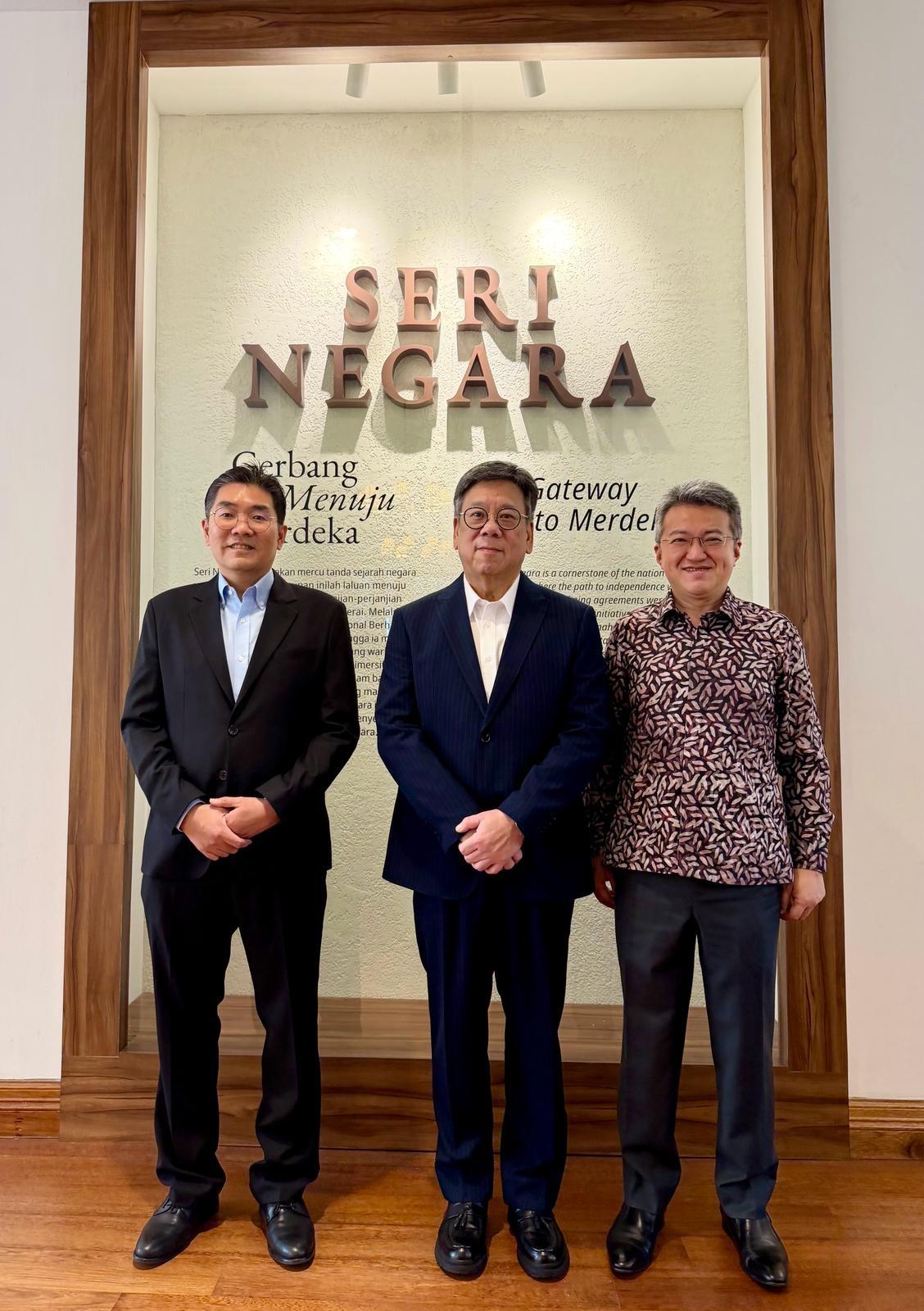 The Secretary for Commerce and Economic Development, Mr Algernon Yau, on his visit to Kuala Lumpur, Malaysia, today (January 30) had a lunch meeting with the Deputy Minister of Finance of Malaysia, Mr Liew Chin Tong, and the Deputy Minister of Investment, Trade and Industry, Mr Sim Tze Tzin, to give them an update on Hong Kong's latest developments and to exchange views on various economic and trade issues. Photo shows Mr Yau (centre), Mr Liew (right), and Mr Sim (left) before the lunch meeting.