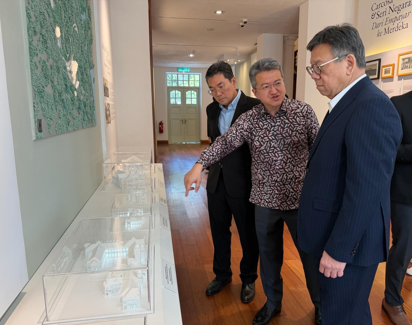 The Secretary for Commerce and Economic Development, Mr Algernon Yau, on his visit to Kuala Lumpur, Malaysia, today (January 30) had a lunch meeting with the Deputy Minister of Finance of Malaysia, Mr Liew Chin Tong, and the Deputy Minister of Investment, Trade and Industry, Mr Sim Tze Tzin, to give them an update on Hong Kong's latest developments and to exchange views on various economic and trade issues. Photo shows Mr Yau (right) touring a historic building to gain a deeper appreciation of the history and heritage of Malaysia before the lunch meeting. Looking on are Mr Liew (centre) and Mr Sim (left).