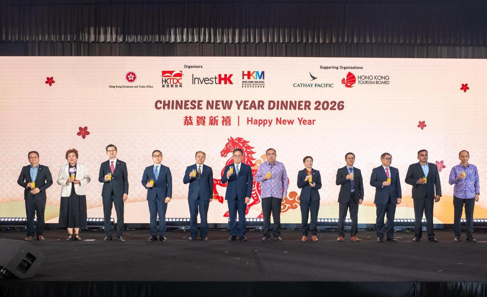 The Secretary for Commerce and Economic Development, Mr Algernon Yau, on his visit to Kuala Lumpur, Malaysia, today (January 30) officiated at a Chinese New Year dinner hosted by the newly established Hong Kong Economic and Trade Office in Kuala Lumpur to celebrate the festive season with various sectors of the local community and deepen links between the two places. Photo shows Mr Yau (sixth left) , together with guests including the Minister of Transport of Malaysia, Mr Anthony Loke (seventh left); the Chinese Ambassador to Malaysia, Mr Ouyang Yujing (fifth left); and the President of the Hong Kong-Malaysia Business Association, Dato' Dixon Chew (third left), proposing a toast at the Chinese New Year dinner.
