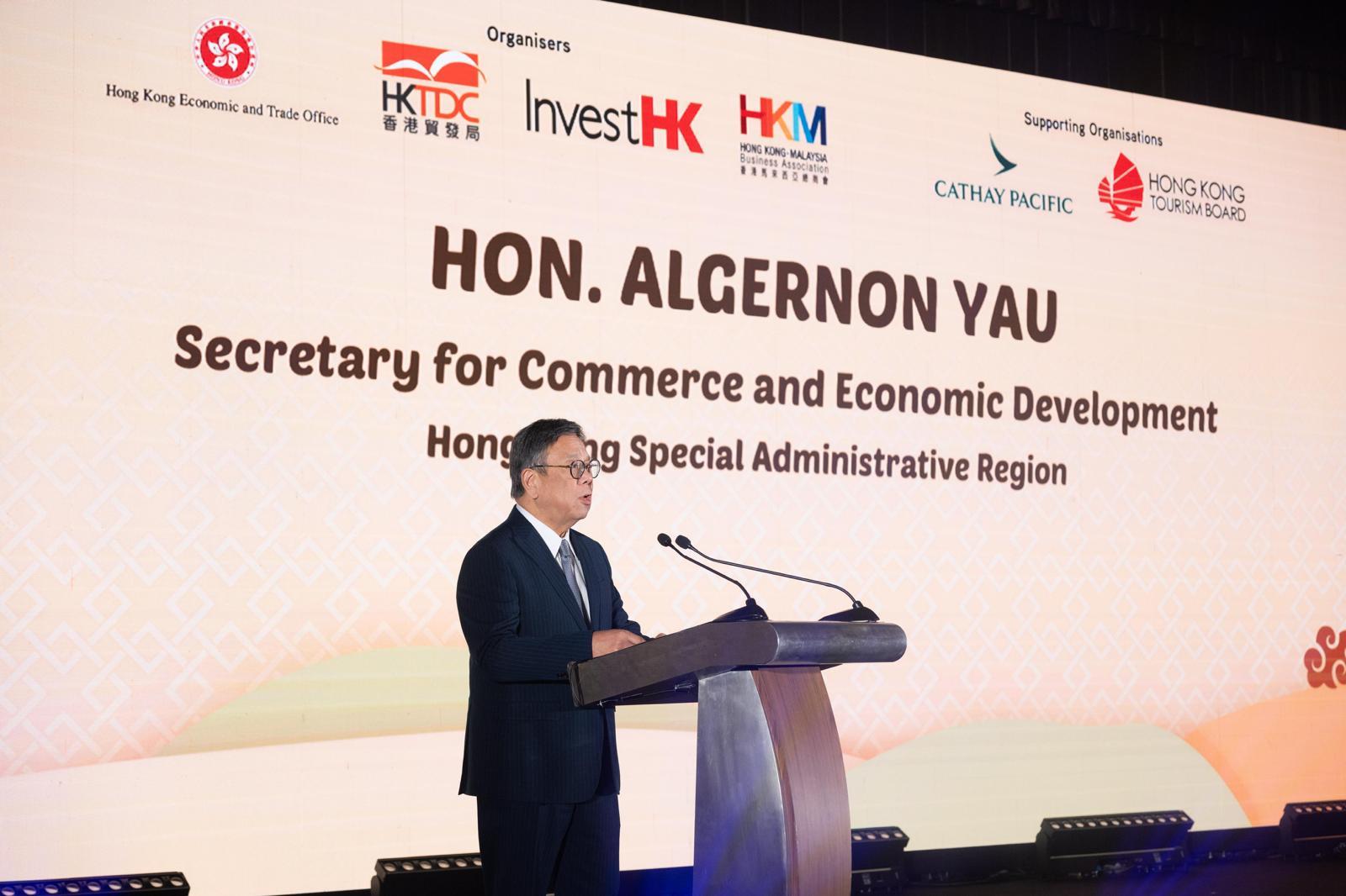 The Secretary for Commerce and Economic Development, Mr Algernon Yau, on his visit to Kuala Lumpur, Malaysia, today (January 30) officiated at a Chinese New Year dinner hosted by the newly established Hong Kong Economic and Trade Office in Kuala Lumpur to celebrate the festive season with various sectors of the local community and deepen links between the two places. Photo shows Mr Yau speaking at the Chinese New Year dinner.
