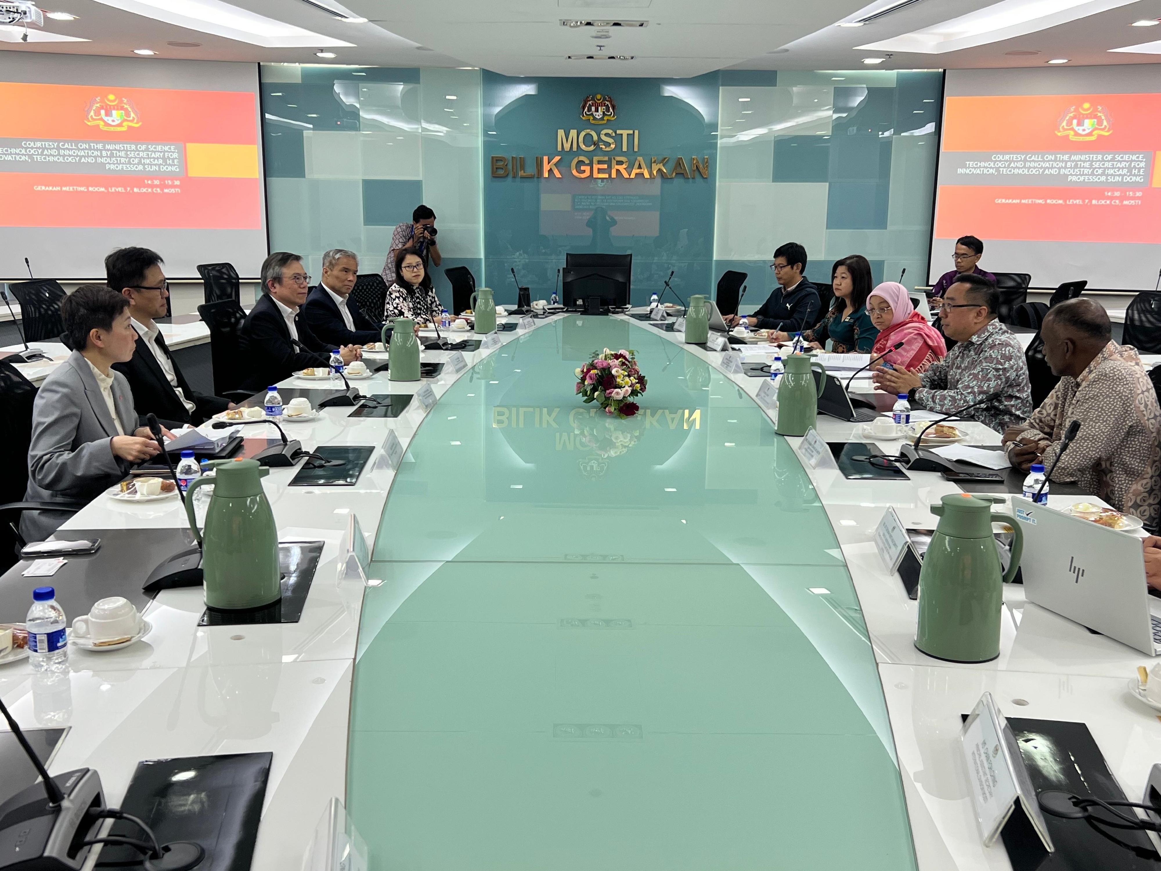Upon his arrival in Kuala Lumpur yesterday (January 29), the Secretary for Innovation, Technology and Industry, Professor Sun Dong (second left), immediately called on the Minister of Science, Technology and Innovation of Malaysia, Mr Chang Lih Kang (second right). Also present with Professor Sun are the Chief Executive Officer of the Hong Kong Science and Technology Parks Corporation, Mr Terry Wong (third left), and the Chief Executive Officer of the Hong Kong-Shenzhen Innovation and Technology Park Limited, Mr Vincent Ma (fourth left).