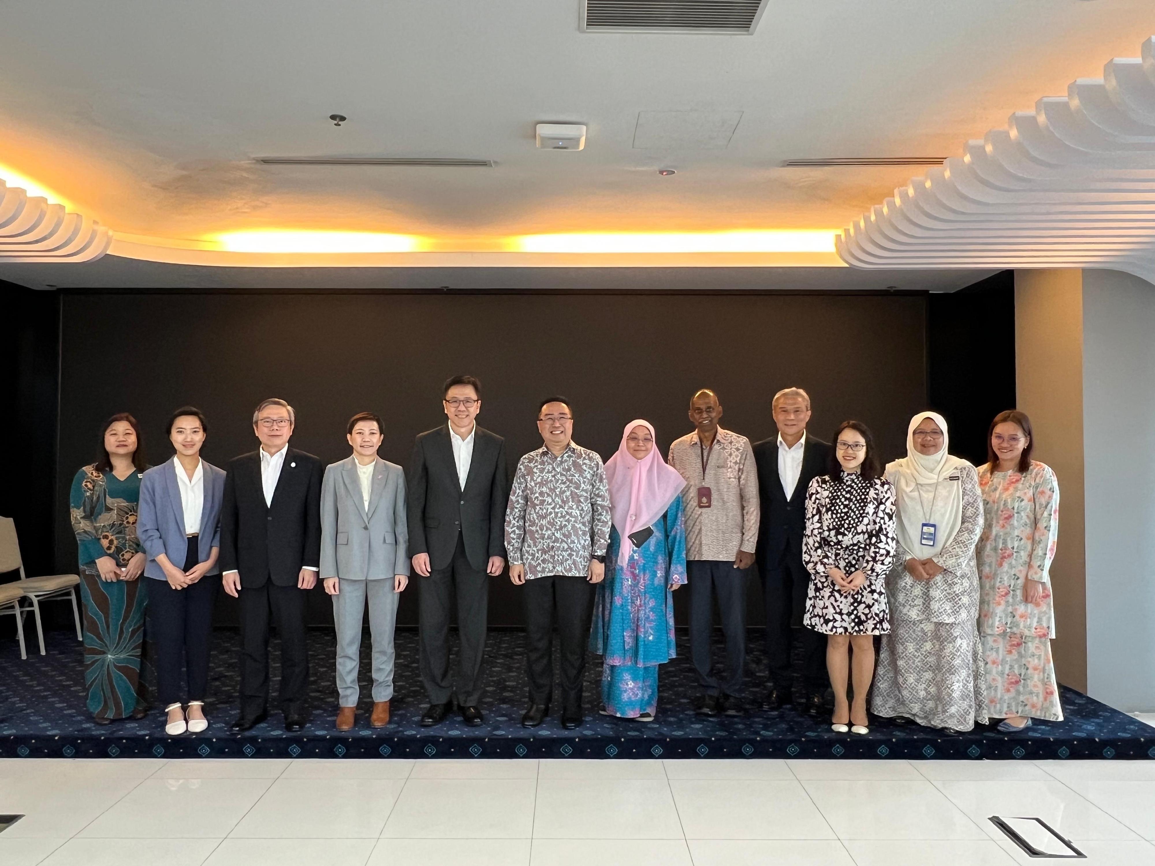 Upon his arrival in Kuala Lumpur yesterday (January 29), the Secretary for Innovation, Technology and Industry, Professor Sun Dong (fifth left), immediately called on the Minister of Science, Technology and Innovation of Malaysia, Mr Chang Lih Kang (seventh right). Also present with Professor Sun are the Chief Executive Officer of the Hong Kong Science and Technology Parks Corporation, Mr Terry Wong (third left), and the Chief Executive Officer of the Hong Kong-Shenzhen Innovation and Technology Park Limited, Mr Vincent Ma (fourth right).