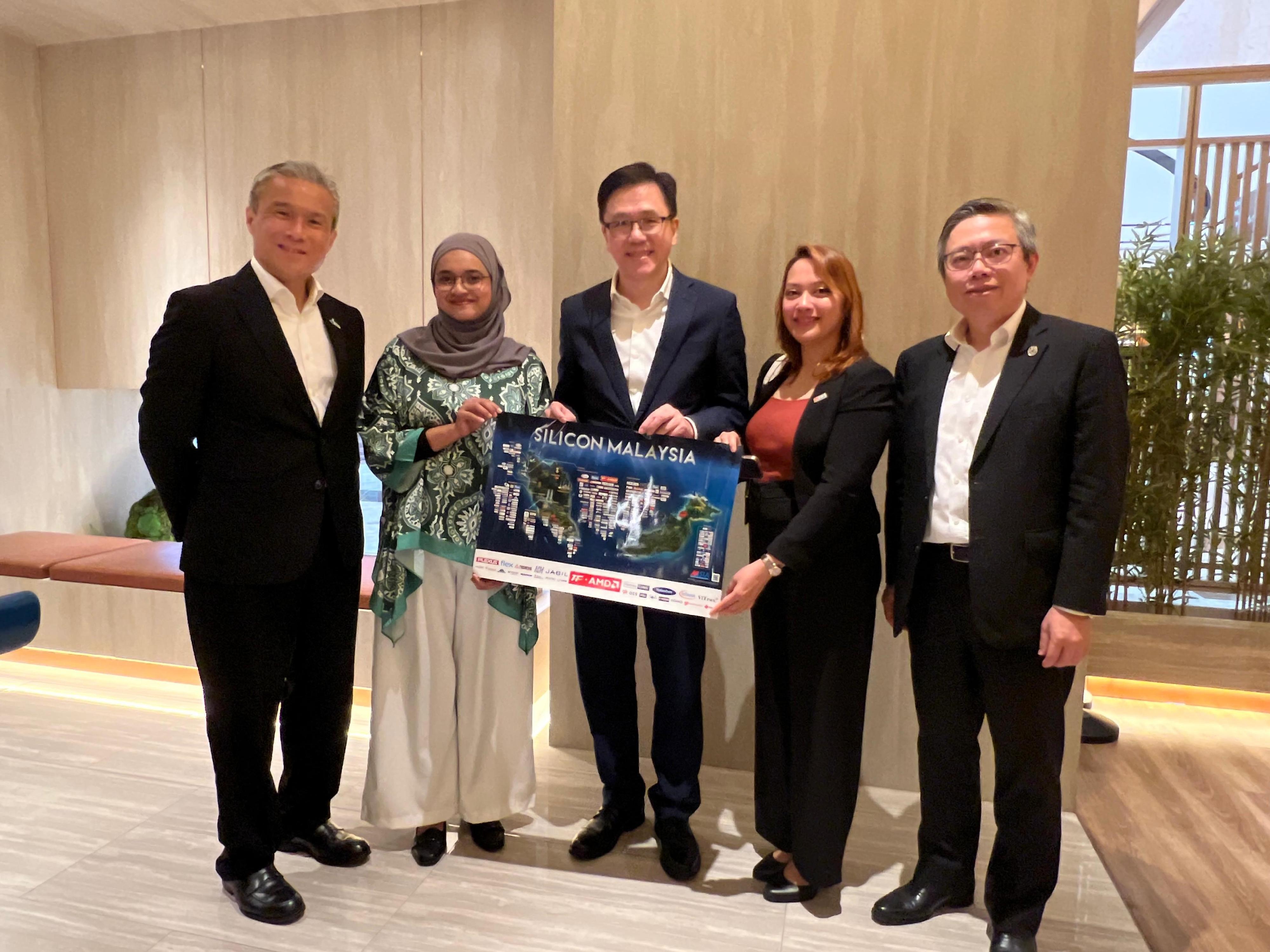 The Secretary for Innovation, Technology and Industry, Professor Sun Dong (centre) today (January 30) met with the Malaysia Semiconductor Industry Association and exchanged views on collaboration opportunities in the R&D and manufacturing of semiconductors as well as the industry chain. Also present with Professor Sun are the Chief Executive Officer of the Hong Kong Science and Technology Parks Corporation, Mr Terry Wong (first right), and the Chief Executive Officer of the Hong Kong-Shenzhen Innovation and Technology Park Limited, Mr Vincent Ma (first left).