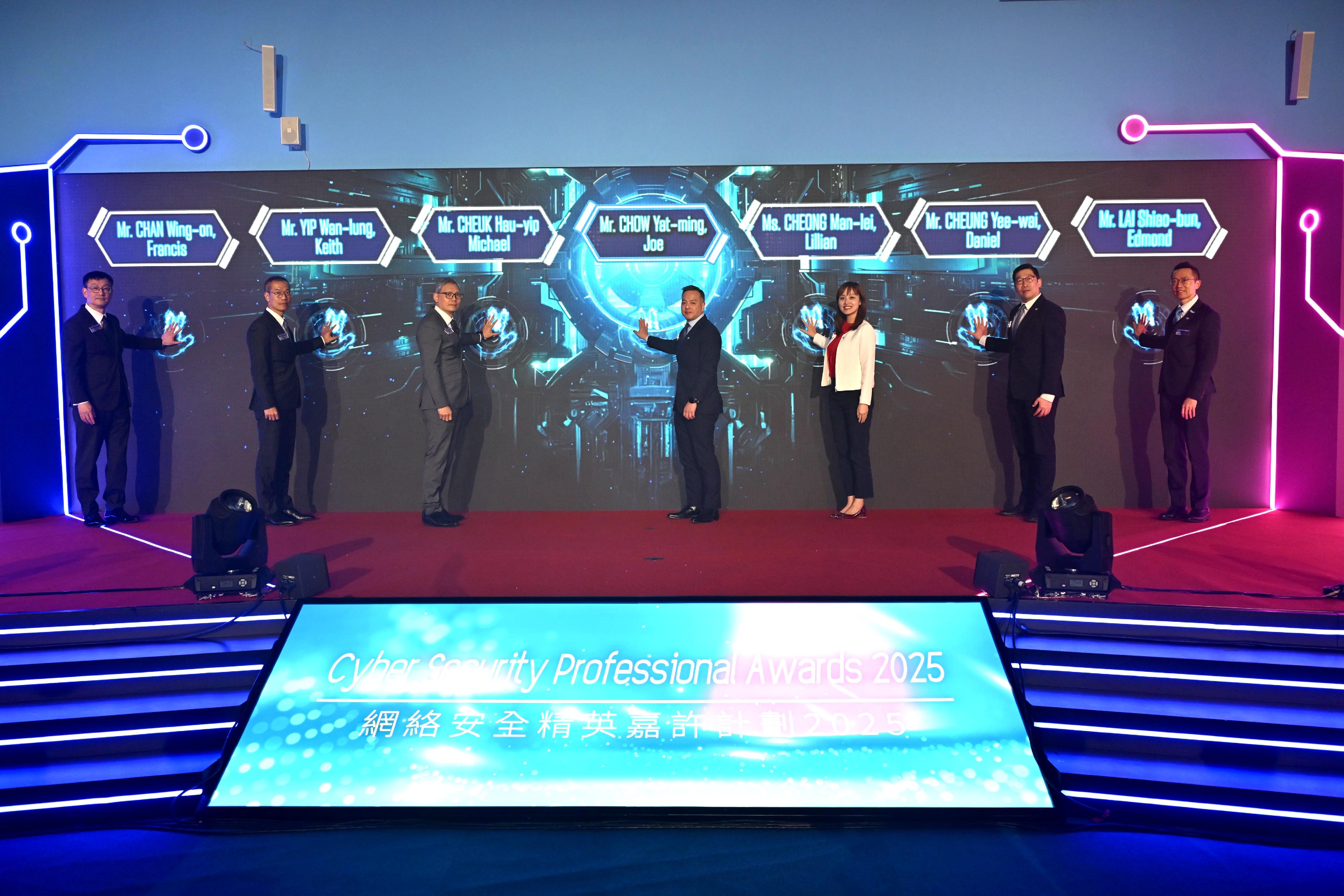 香港警務處今日(一月三十日)舉行「網絡安全精英嘉許計劃 2025」頒獎典禮。圖示(左起)保安局關鍵基礎設施(電腦系統安全)專員陳永安、警務處副處長(行動)葉雲龍、保安局副局長卓孝業、警務處處長周一鳴、創新科技及工業局副局長張曼莉、數字政策辦公室副數字政策專員(數字基建)張宜偉和香港生產力促進局首席數碼總監黎少斌主持開幕儀式。