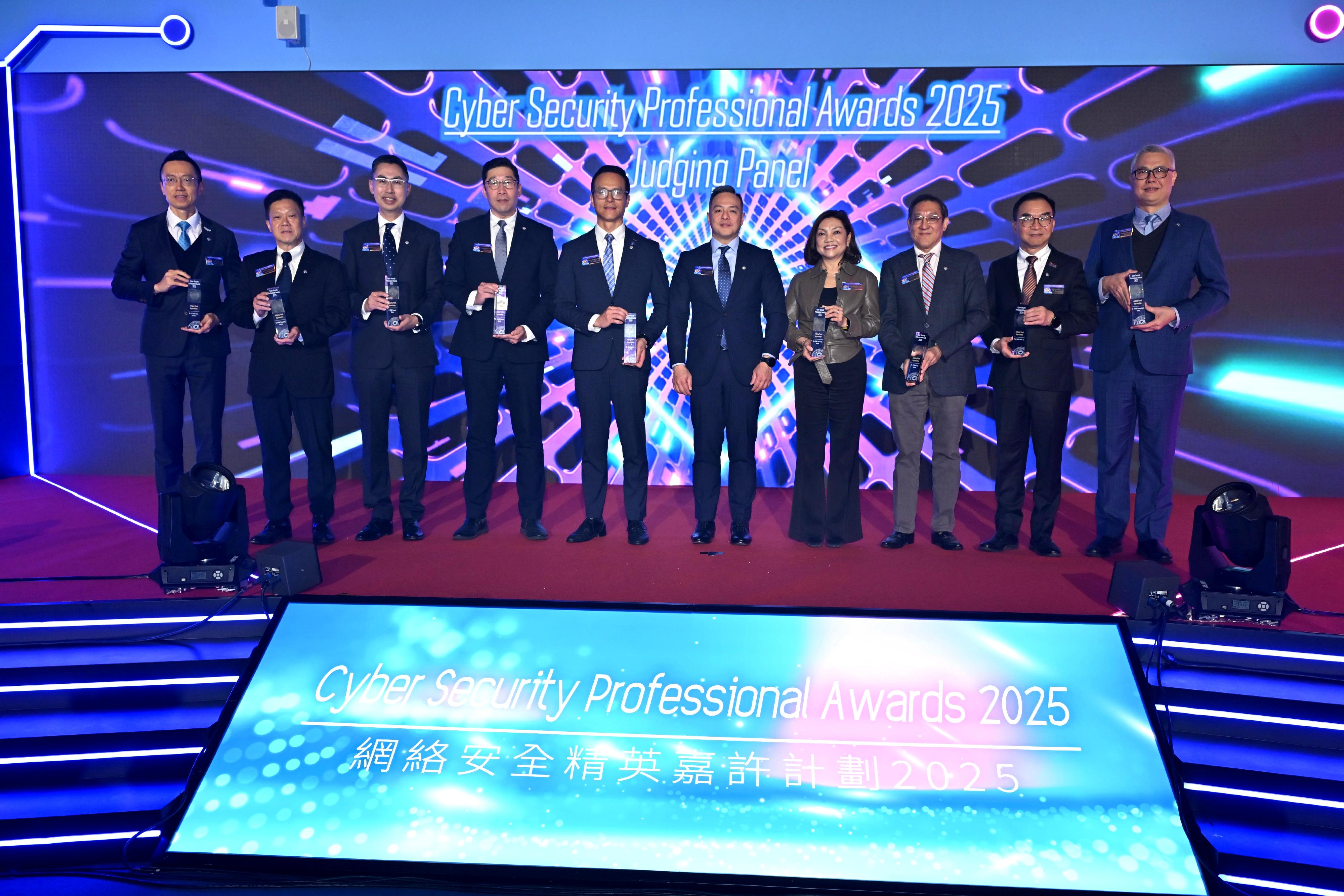 The Cyber Security Professional Awards 2025 presentation ceremony was held by the Hong Kong Police Force today (January 30). Photo shows the Commissioner of Police, Mr Chow Yat-ming (sixth left), presenting souvenirs to nine members of the judging panel of the award scheme.