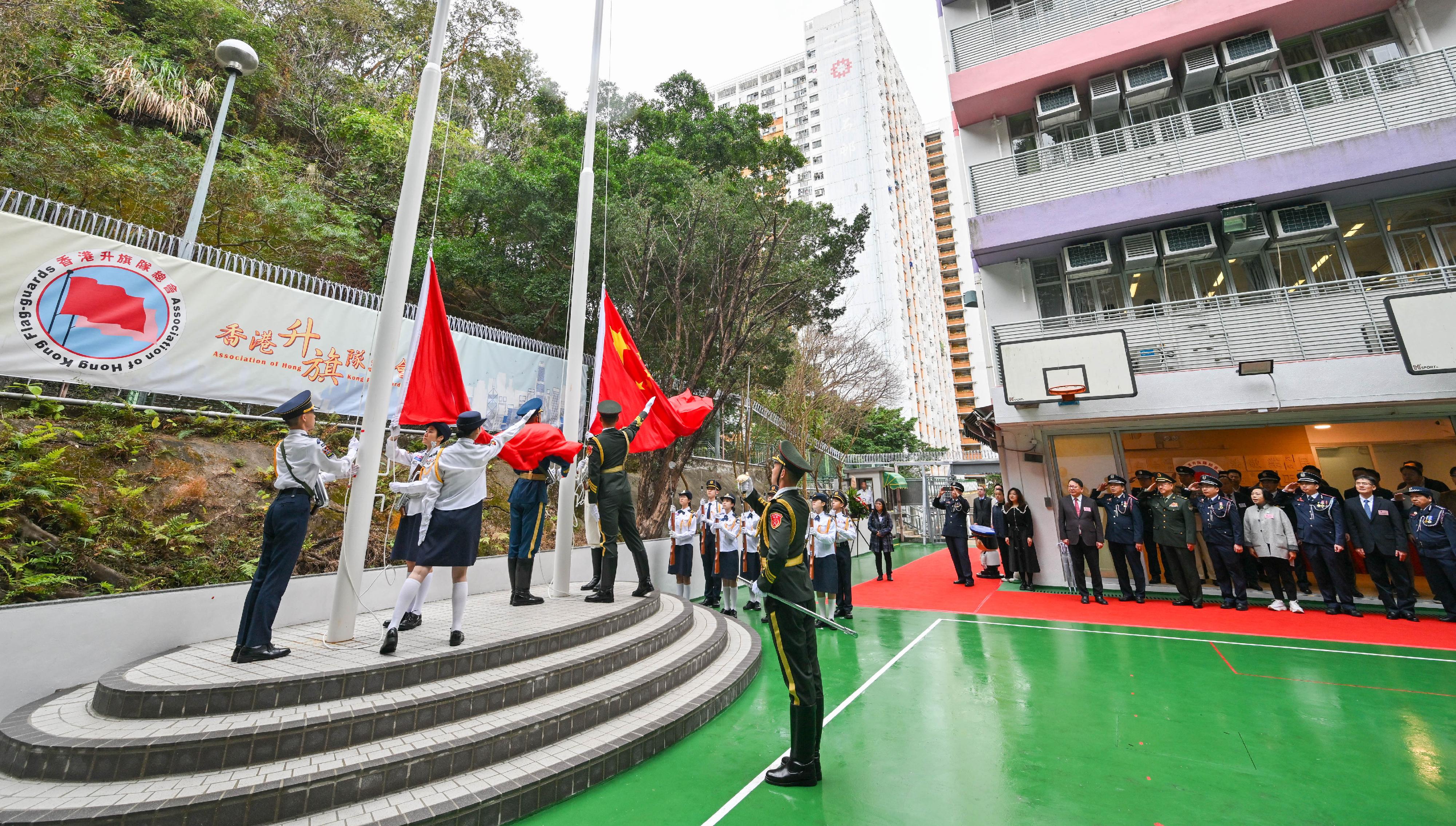 政務司司長陳國基今日（一月三十一日）出席香港升旗隊總會總部開幕禮。圖示陳國基（右八）及其他嘉賓參與升旗儀式。