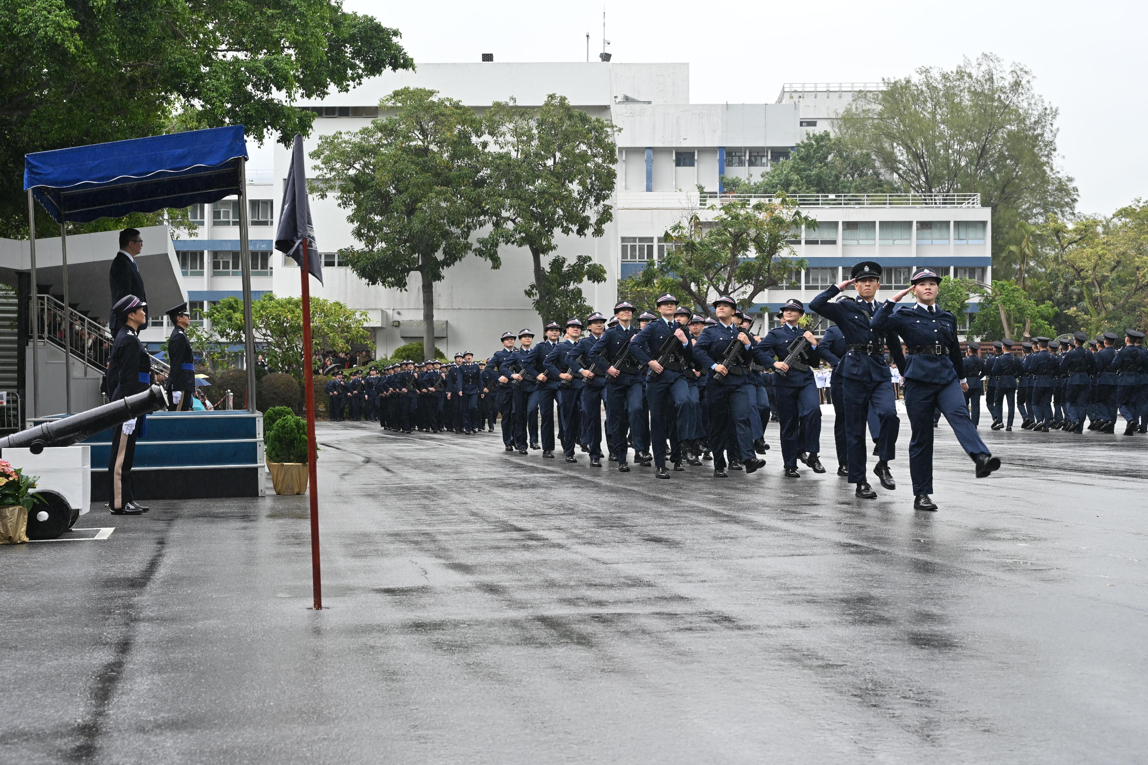 保安局局長鄧炳強今日（一月三十一日）在香港警察學院舉行的結業會操檢閱15名見習督察及248名學警。