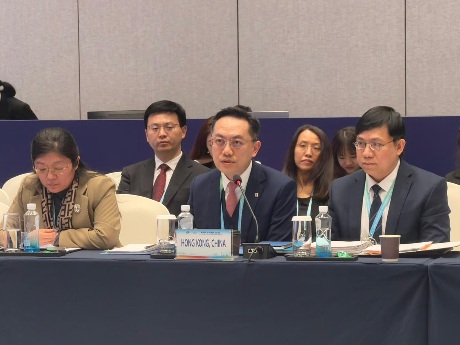 衞生署署長林文健醫生今日（二月一日）率領衞生署代表團在廣州出席亞太區經濟合作組織高官會的衞生工作組會議。圖示林文健醫生在會議上發言。