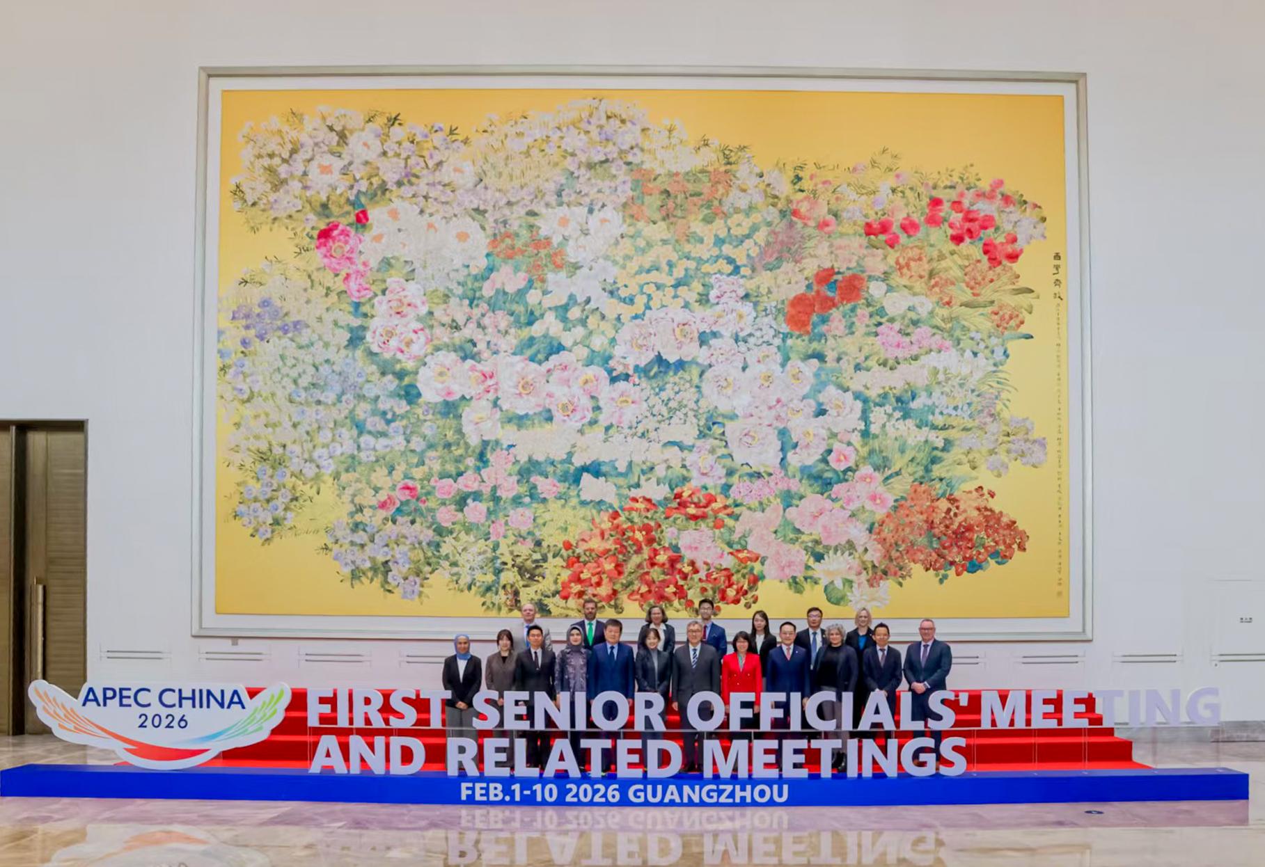 The Director of Health, Dr Ronald Lam, today (February 1) led a delegation from the Department of Health to attend the Health Working Group (HWG) Meeting of the Asia-Pacific Economic Cooperation (APEC) Senior Officials' Meeting in Guangzhou. Photo shows Dr Lam (front row, fourth right) in a group photo with the HWG of APEC Chair, Mr Junho Choi (front row, sixth right), the Commissioner of Department of International Cooperation of the National Health Commission, Mr Li Mingzhu (front row, fifth left), and the representatives of other APEC members attending the meeting. 
