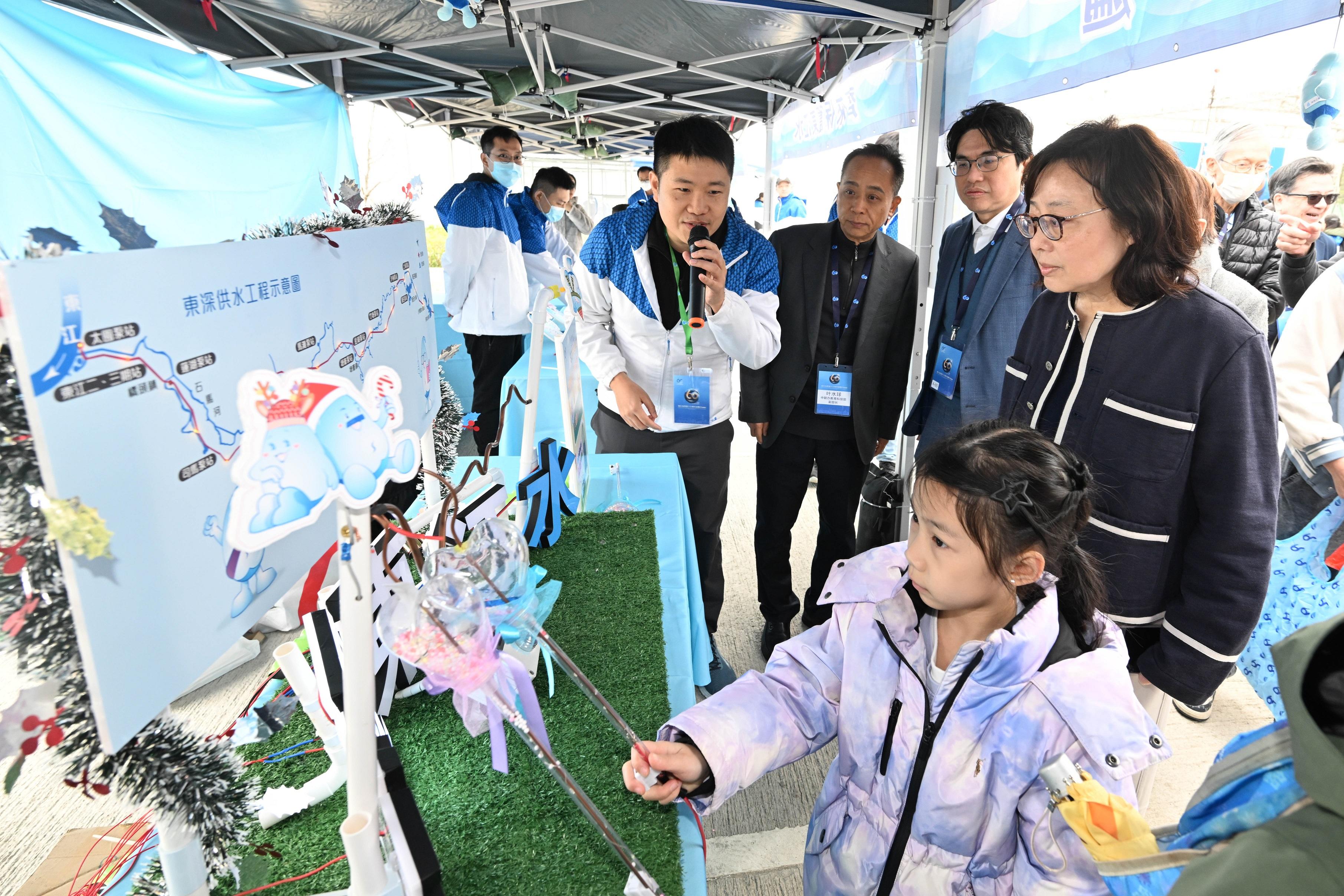 The Water Supplies Department today (February 1) held the Fun Day of the 60th Anniversary of Dongjiang Water Supply to Hong Kong at Tseung Kwan O Desalination Plant. Photo shows the Secretary for Development, Ms Bernadette Linn (first right); the Director of Water Supplies, Mr Roger Wong (second right); the Deputy Director-General of the Department of Educational, Scientific and Technological Affairs of the Liaison Office of the Central People&rsquo;s Government in the Hong Kong Special Administrative Region, Mr Ye Shui-qiu (third right) and public participants taking part in booth games themed on Dongjiang water.

