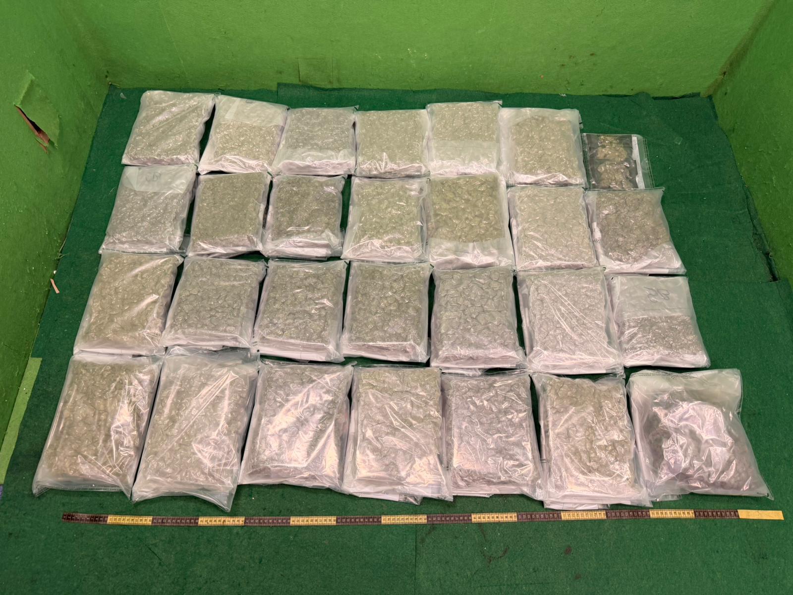 香港海關今日（二月一日）在香港國際機場偵破一宗涉及航空入境旅客的販毒案件，檢獲約十四公斤懷疑大麻花，估計市值約二百七十萬元。圖示檢獲的懷疑大麻花。