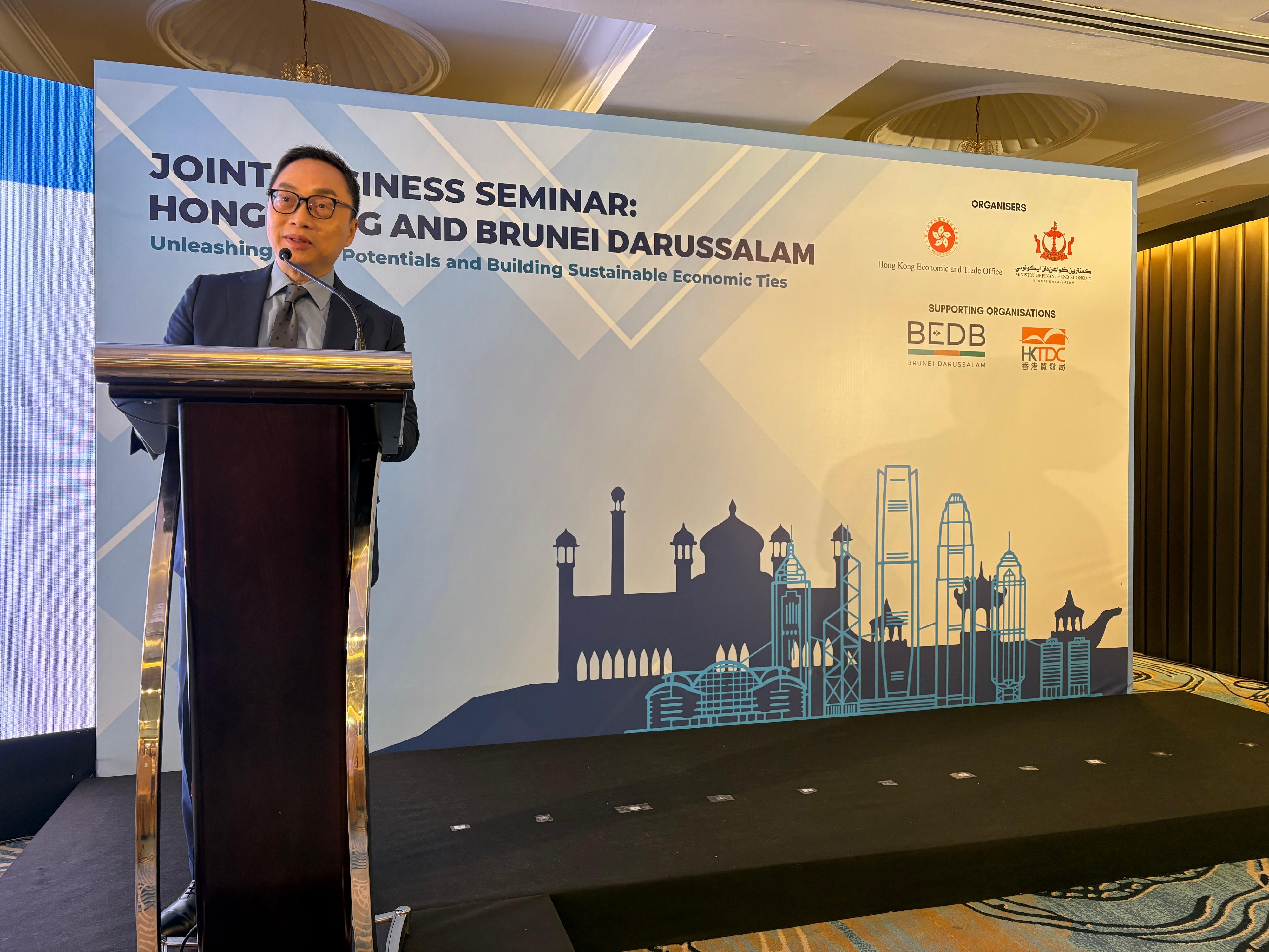 The Hong Kong Economic and Trade Office in Kuala Lumpur (HKETO Kuala Lumpur) hosted a business seminar in Brunei Darussalam (Brunei) today (February 2) to promote trade and deepen bilateral economic ties between Hong Kong and Brunei. Photo shows the head of HKETO Kuala Lumpur, Mr Owin Fung, delivering a welcome speech at the seminar. 
