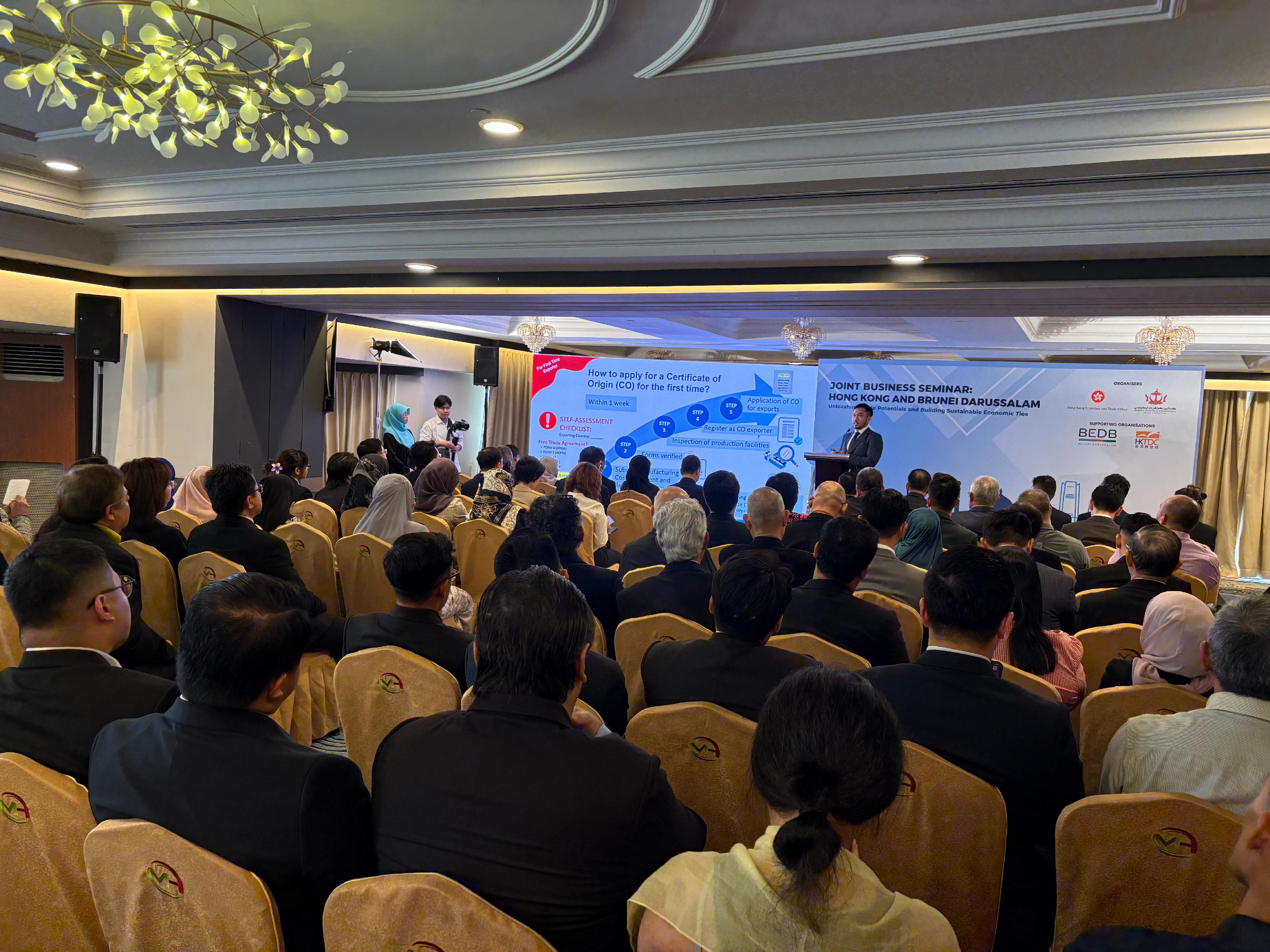 The Hong Kong Economic and Trade Office in Kuala Lumpur hosted a business seminar in Brunei Darussalam (Brunei) today (February 2) to promote trade and deepen bilateral economic ties between Hong Kong and Brunei. Over 120 participants from the local government, business and academic sectors attended the event.

