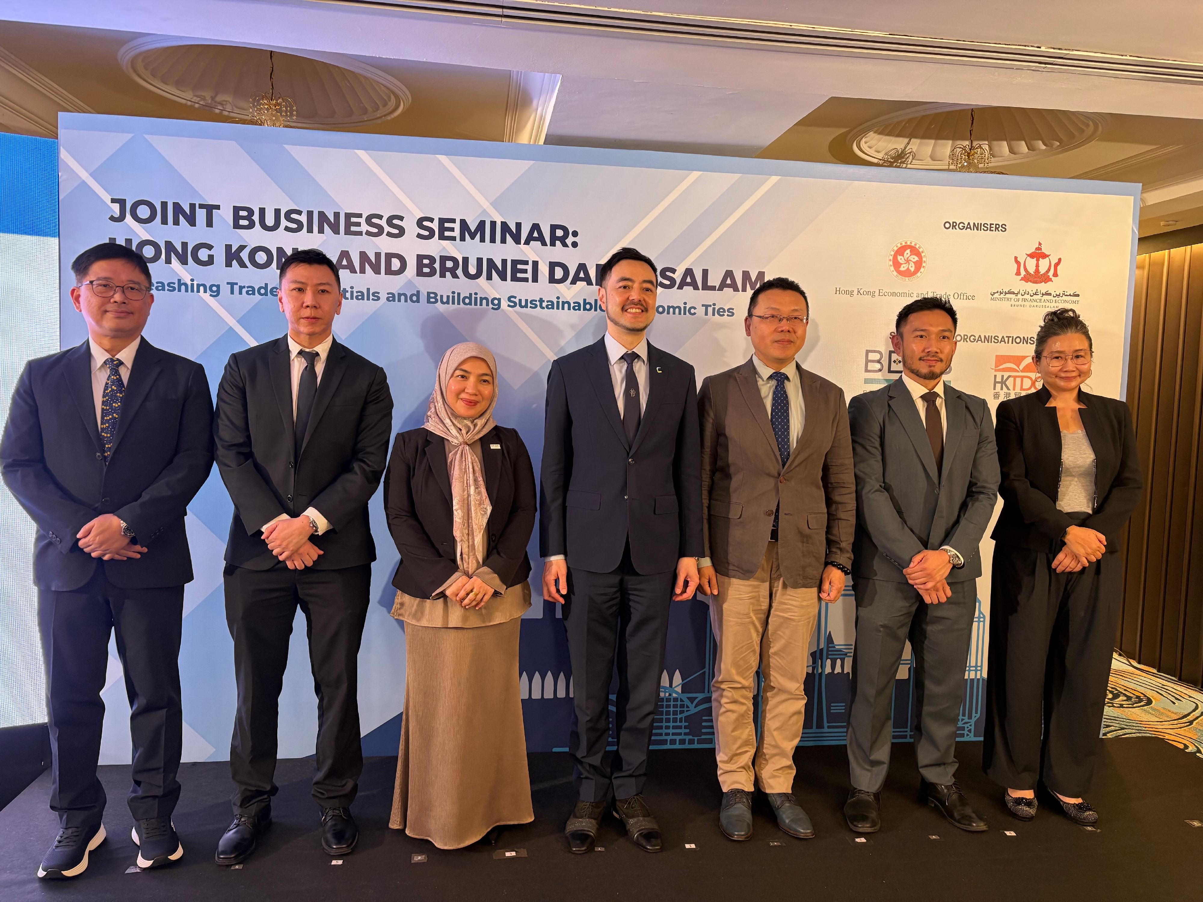 The Hong Kong Economic and Trade Office in Kuala Lumpur hosted a business seminar in Brunei Darussalam (Brunei) today (February 2) to promote trade and deepen bilateral economic ties between Hong Kong and Brunei. The seminar featured seven prominent speakers from the Hong Kong and Brunei business communities.